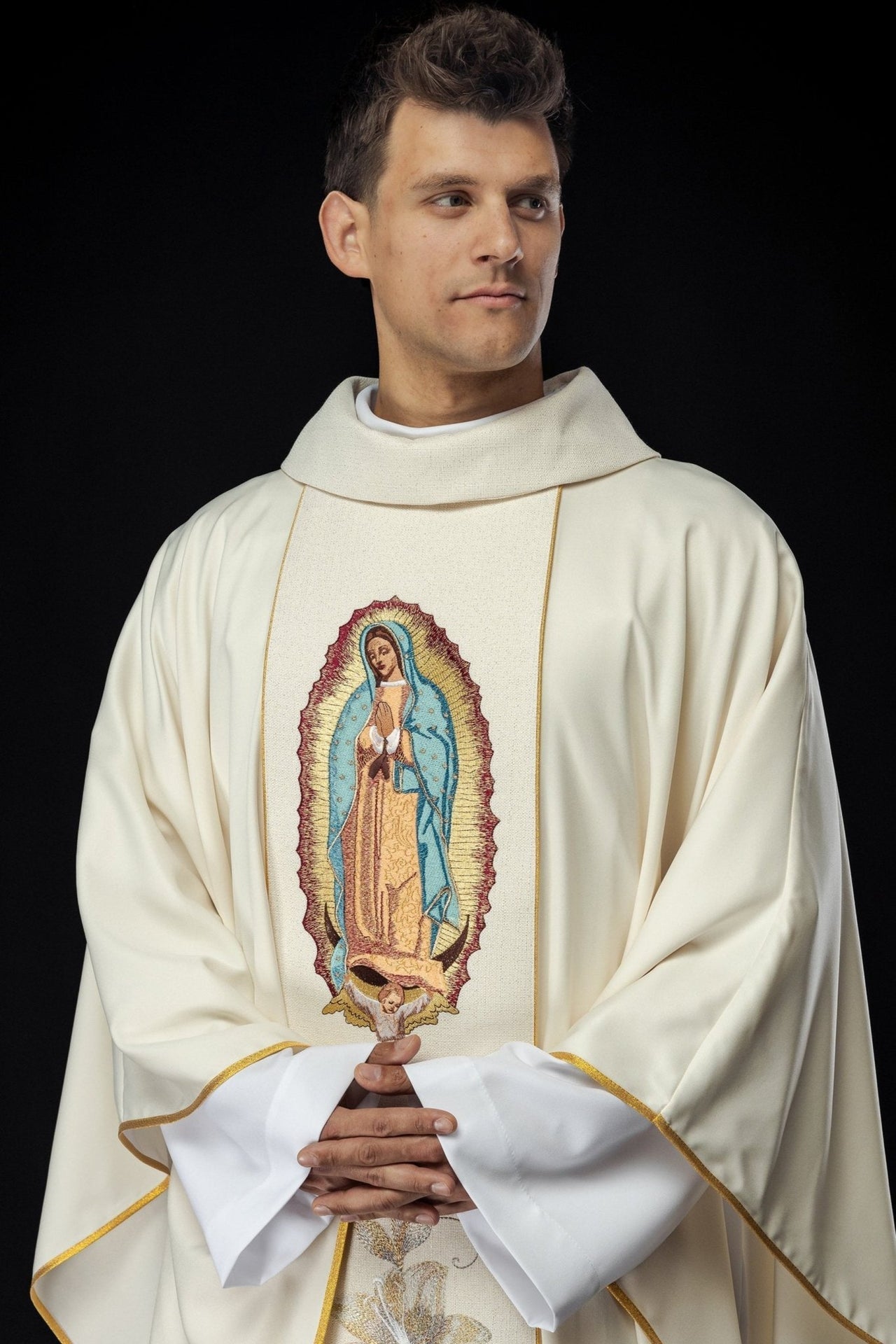 Ornat Liturgiczny Złoty z Haftem Matki Boskiej Guadalupe - SZATYLITURGICZNE.PL
