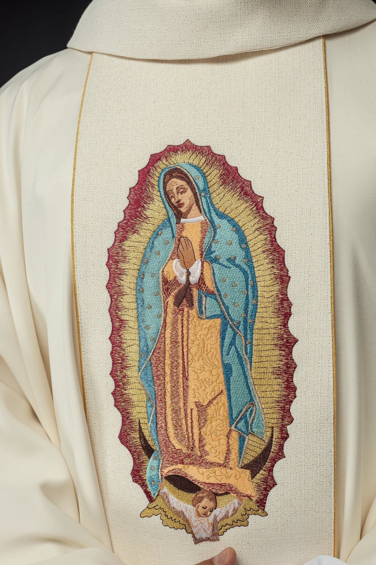 Ornat Liturgiczny Złoty z Haftem Matki Boskiej Guadalupe - SZATYLITURGICZNE.PL
