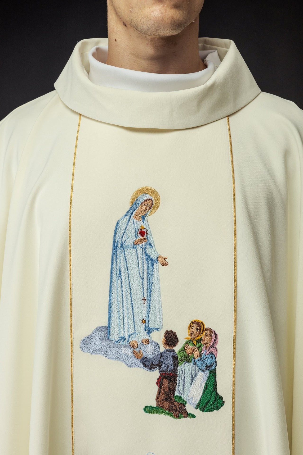 Ornat Liturgiczny Złoty z Haftem Matki Bożej Fatimskiej - SZATYLITURGICZNE.PL