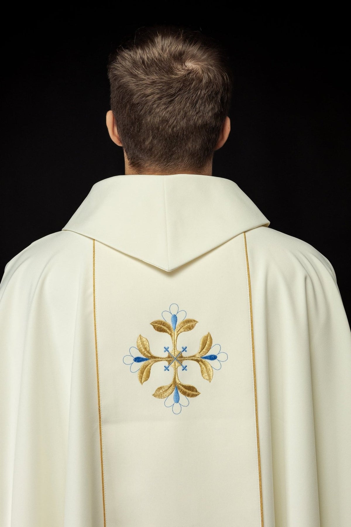 Ornat Liturgiczny Złoty z Haftem Matki Bożej Fatimskiej - SZATYLITURGICZNE.PL