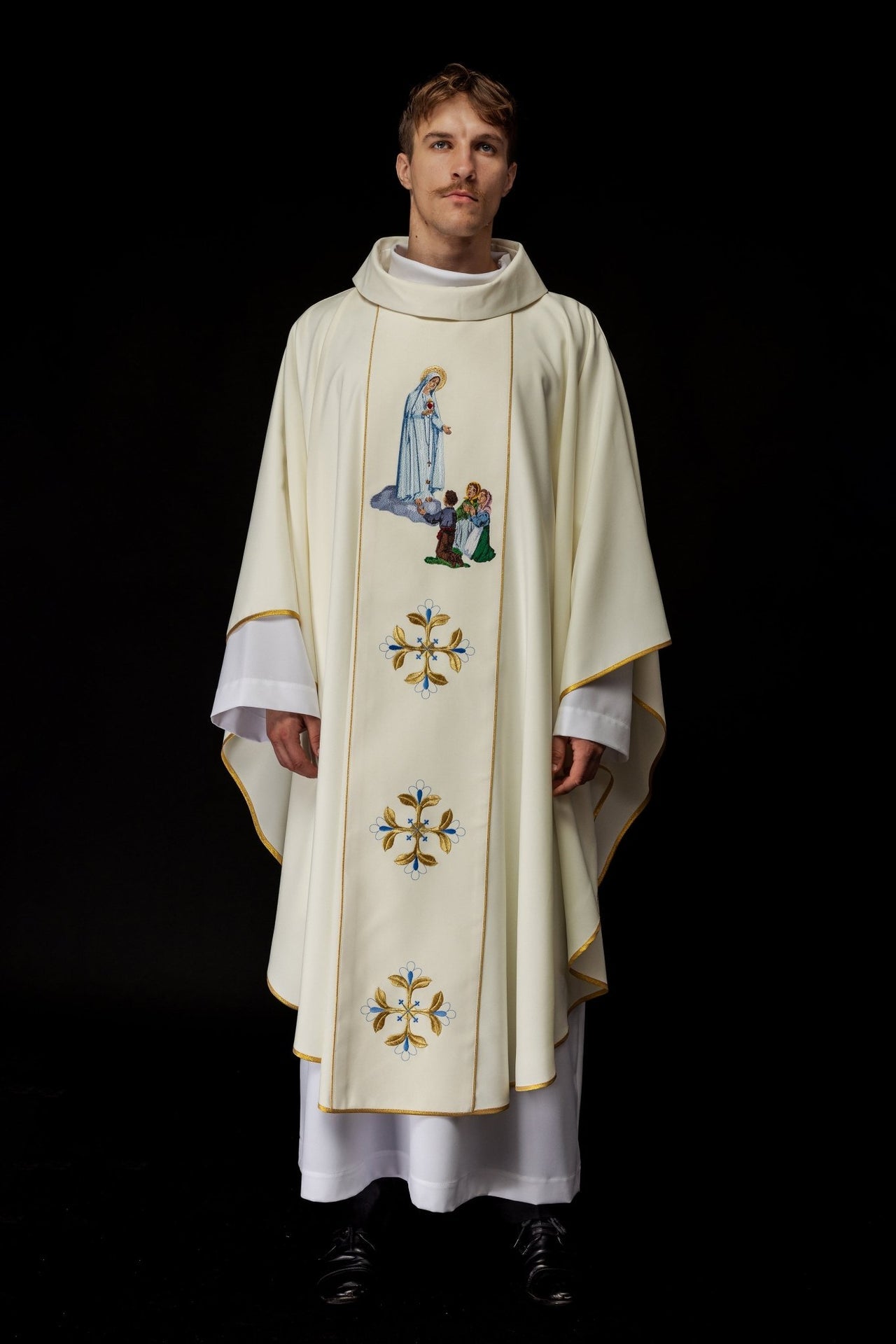 Ornat Liturgiczny Złoty z Haftem Matki Bożej Fatimskiej - SZATYLITURGICZNE.PL