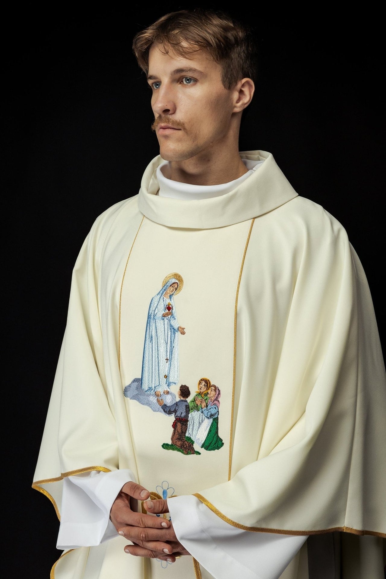 Ornat Liturgiczny Złoty z Haftem Matki Bożej Fatimskiej - SZATYLITURGICZNE.PL