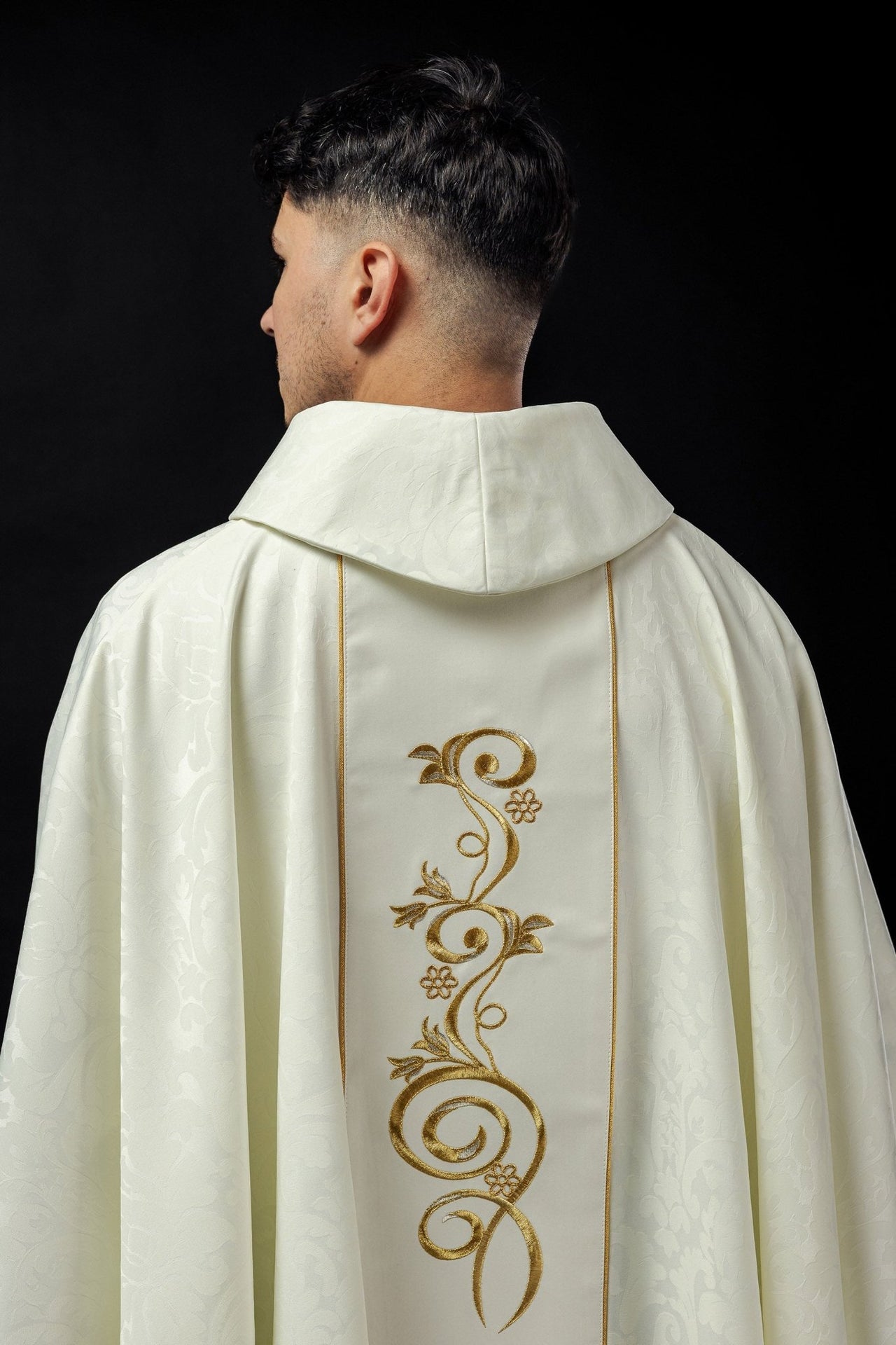 Ornat Liturgiczny Złoty z Haftem Matki Bożej Gromnicznej - SZATYLITURGICZNE.PL