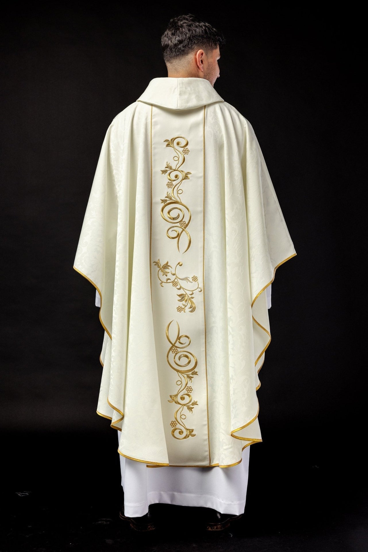 Ornat Liturgiczny Złoty z Haftem Matki Bożej Gromnicznej - SZATYLITURGICZNE.PL