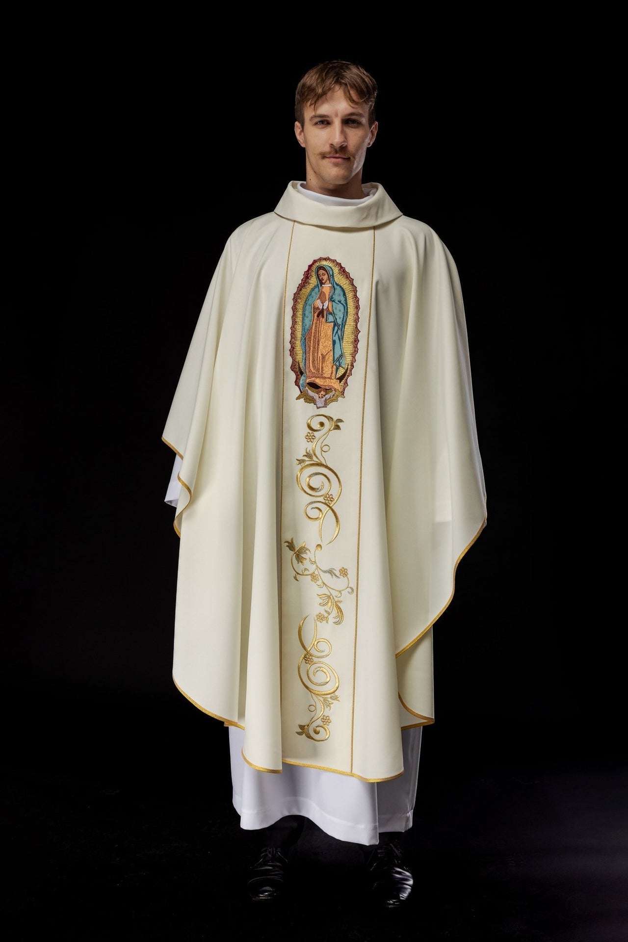 Ornat Liturgiczny Złoty z Haftem Matki Bożej Guadalupe - SZATYLITURGICZNE.PL