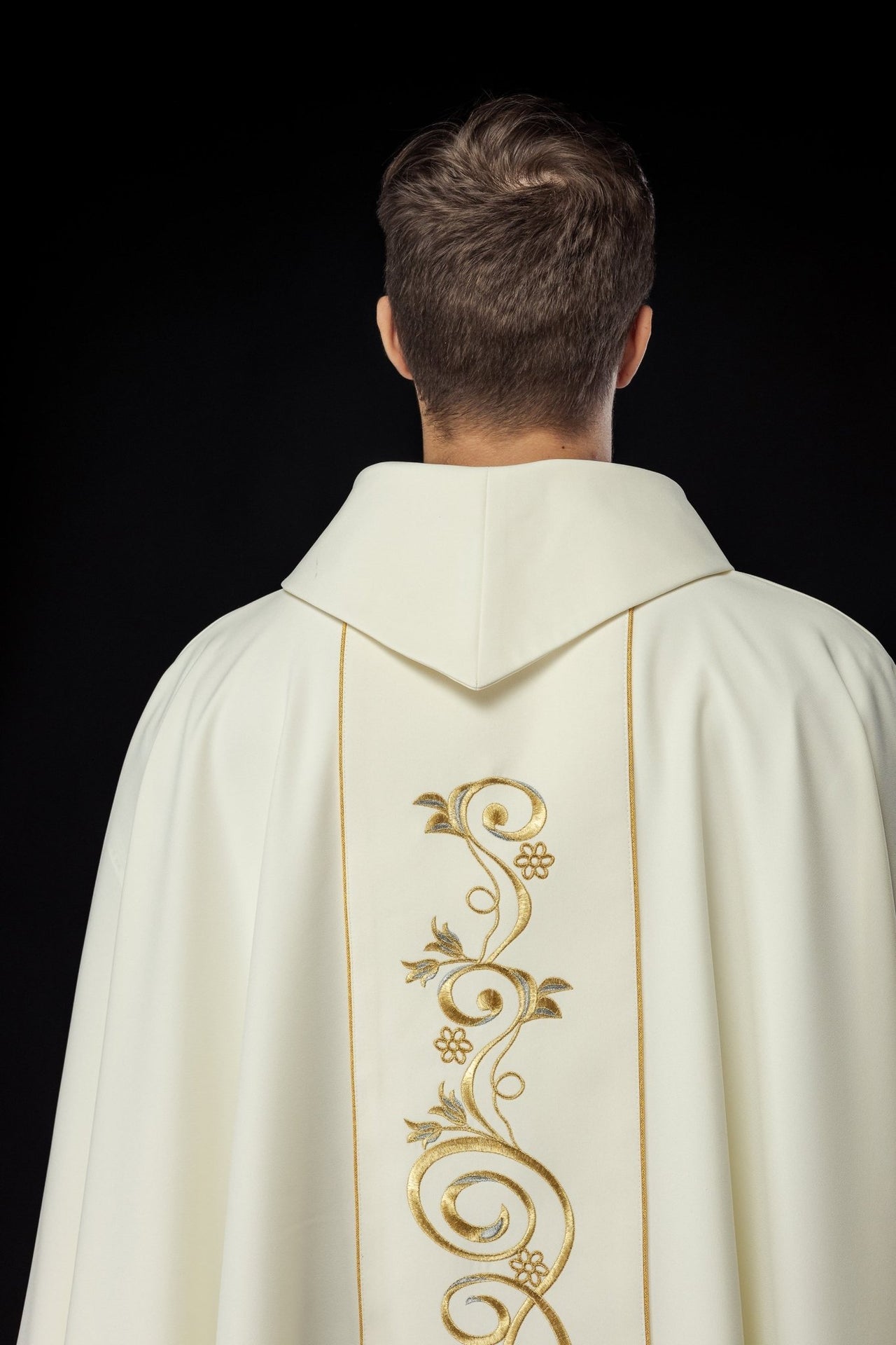 Ornat Liturgiczny Złoty z Haftem Matki Bożej Guadalupe - SZATYLITURGICZNE.PL