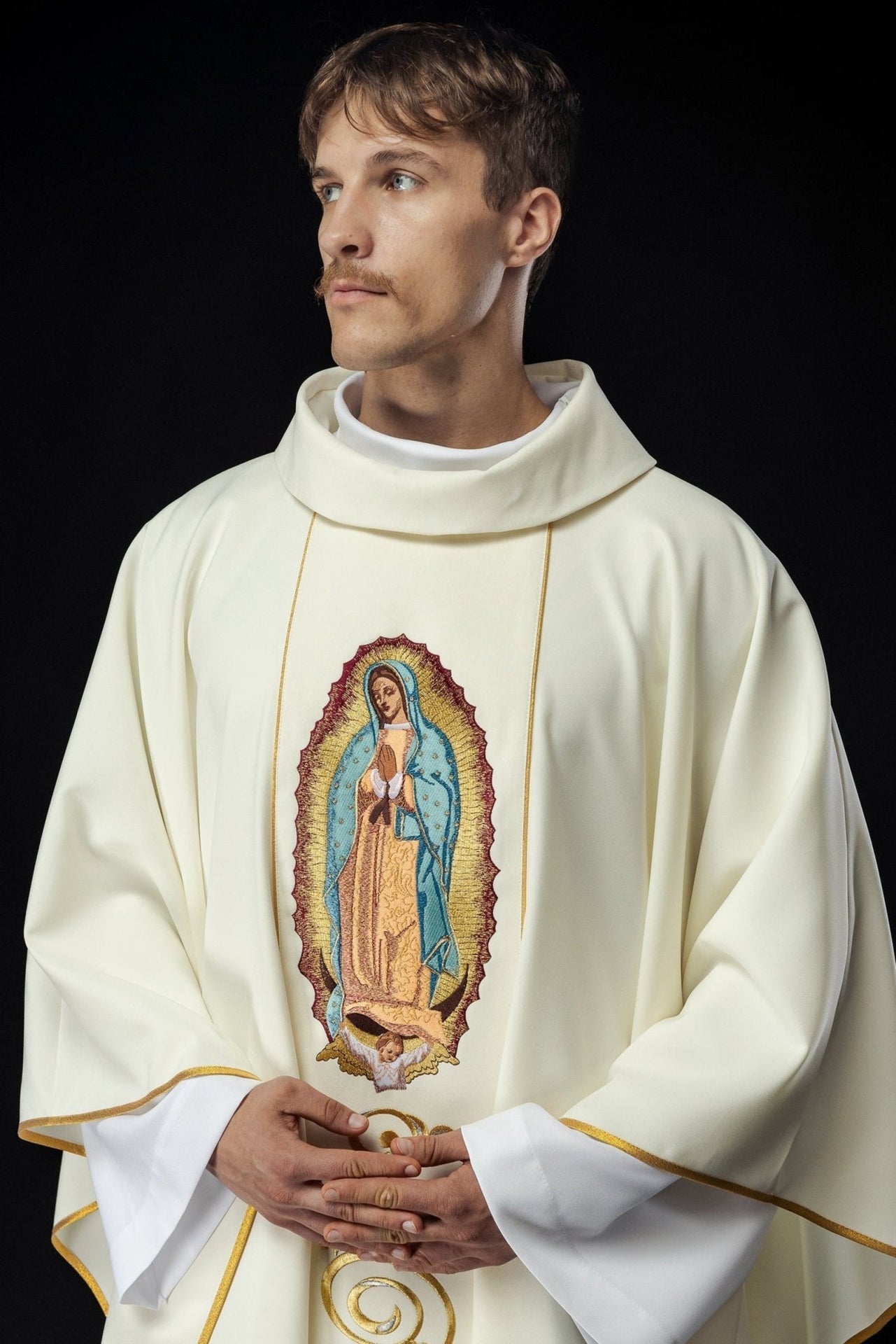 Ornat Liturgiczny Złoty z Haftem Matki Bożej Guadalupe - SZATYLITURGICZNE.PL
