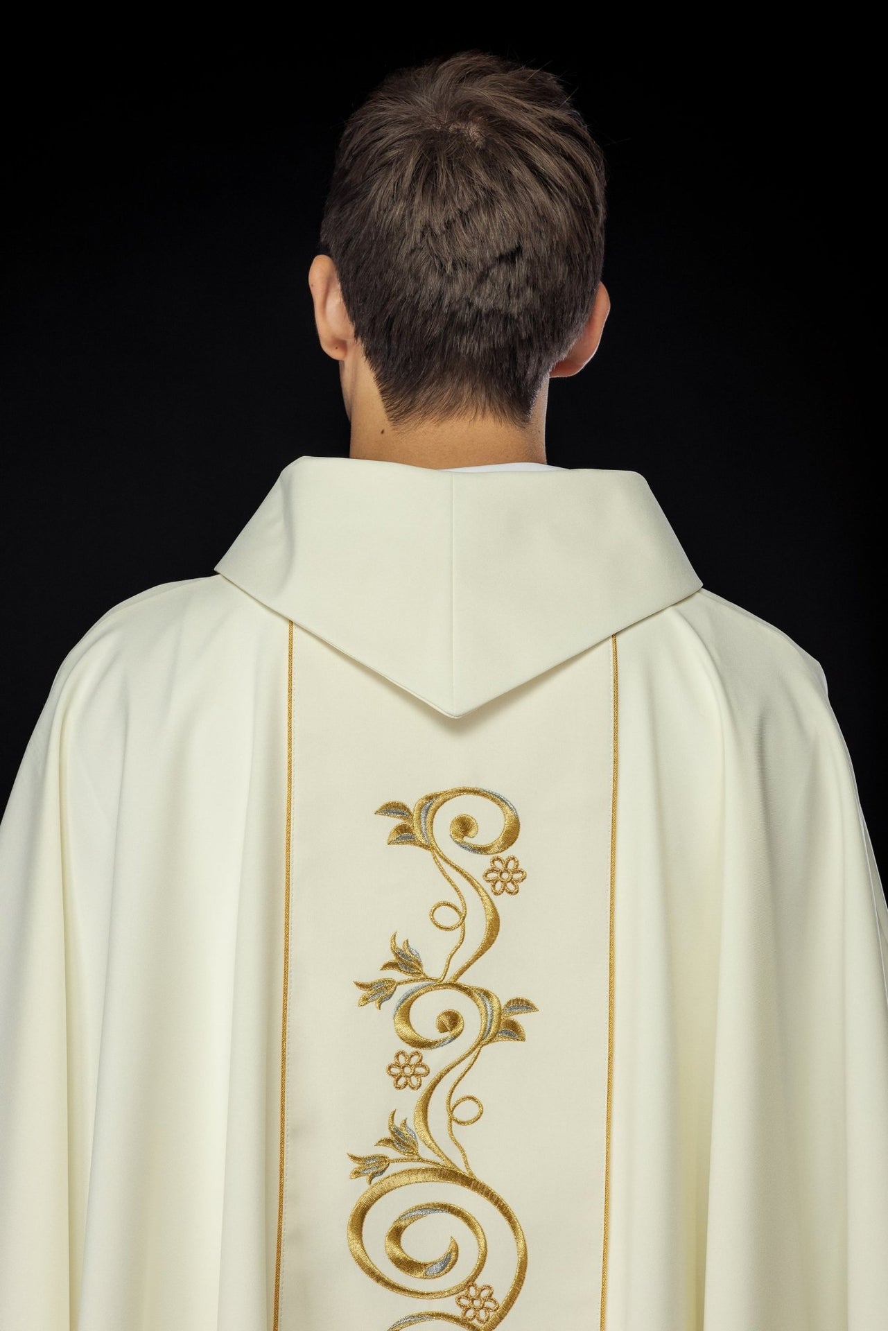 Ornat Liturgiczny Złoty z Haftem Matki Bożej Ostrobramskiej - SZATYLITURGICZNE.PL