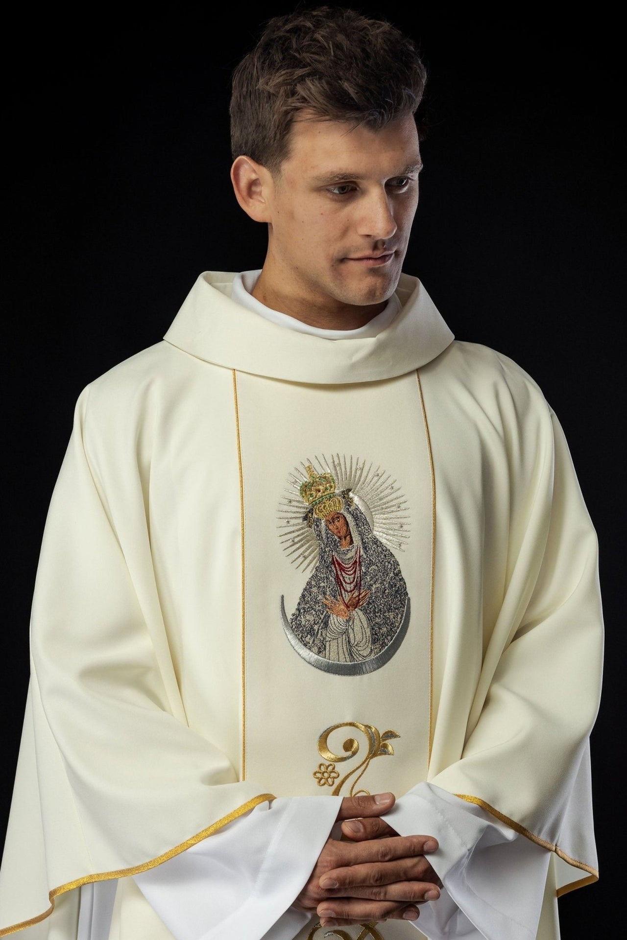 Ornat Liturgiczny Złoty z Haftem Matki Bożej Ostrobramskiej - SZATYLITURGICZNE.PL
