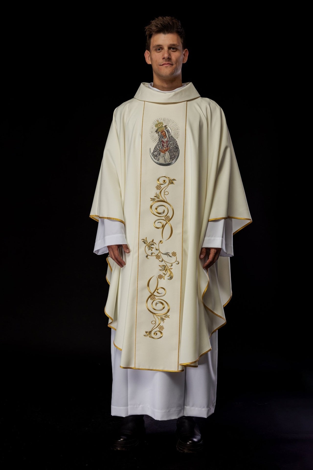 Ornat Liturgiczny Złoty z Haftem Matki Bożej Ostrobramskiej - SZATYLITURGICZNE.PL