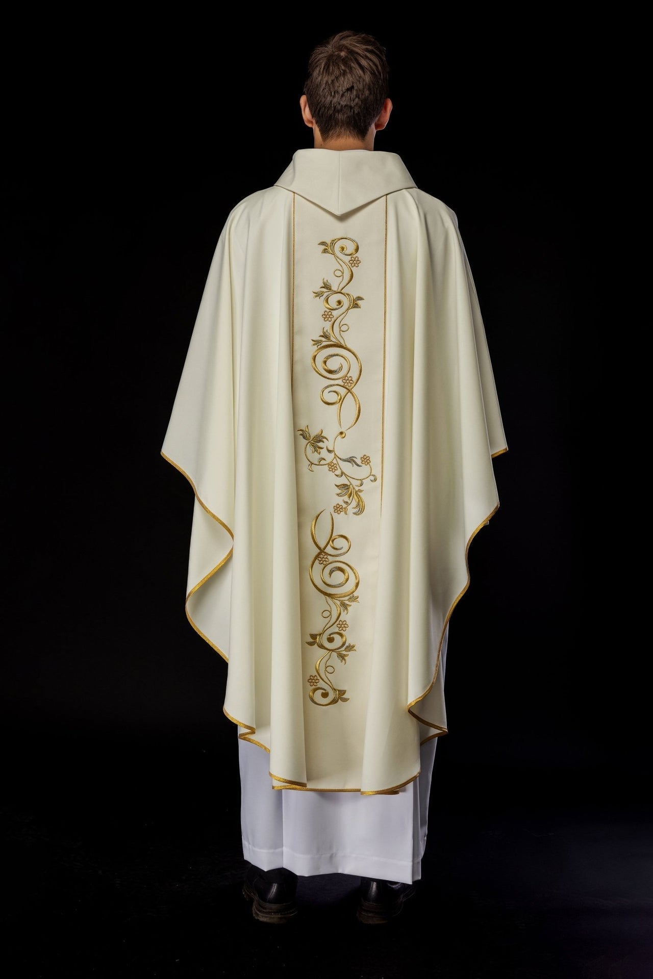 Ornat Liturgiczny Złoty z Haftem Matki Bożej Ostrobramskiej - SZATYLITURGICZNE.PL