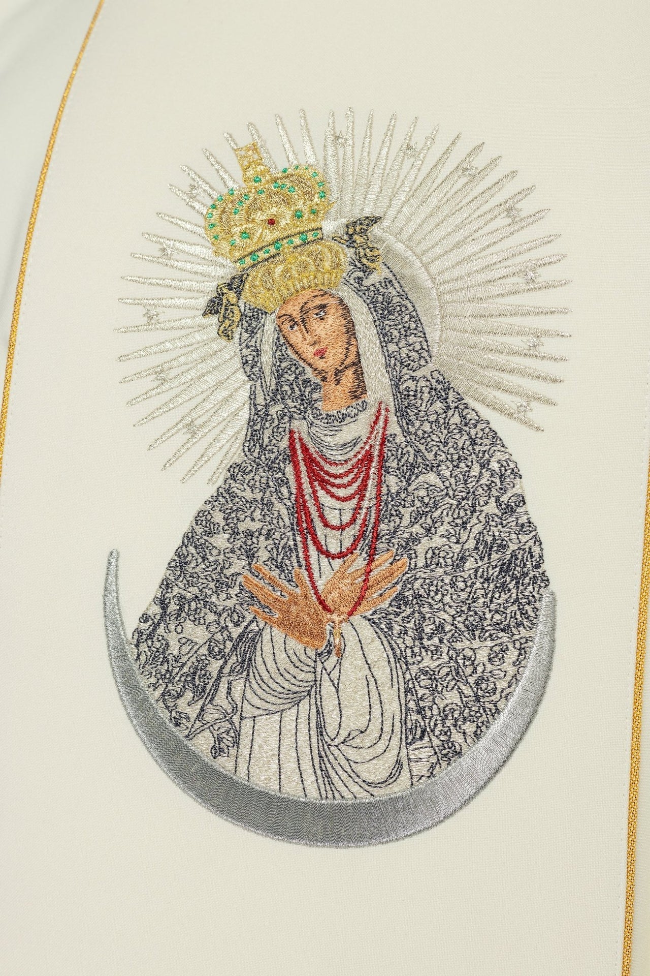 Ornat Liturgiczny Złoty z Haftem Matki Bożej Ostrobramskiej - SZATYLITURGICZNE.PL