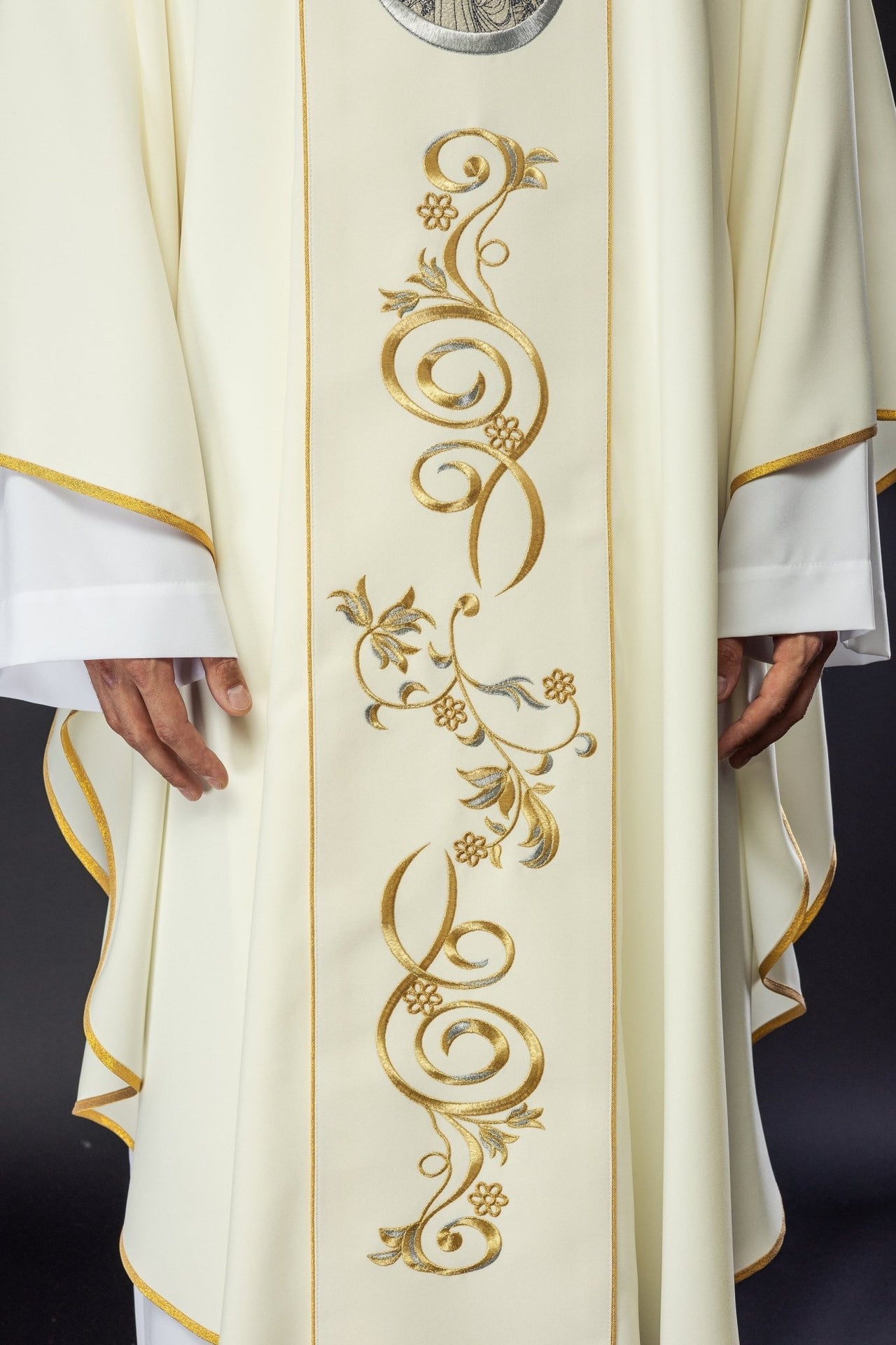 Ornat Liturgiczny Złoty z Haftem Matki Bożej Ostrobramskiej - SZATYLITURGICZNE.PL