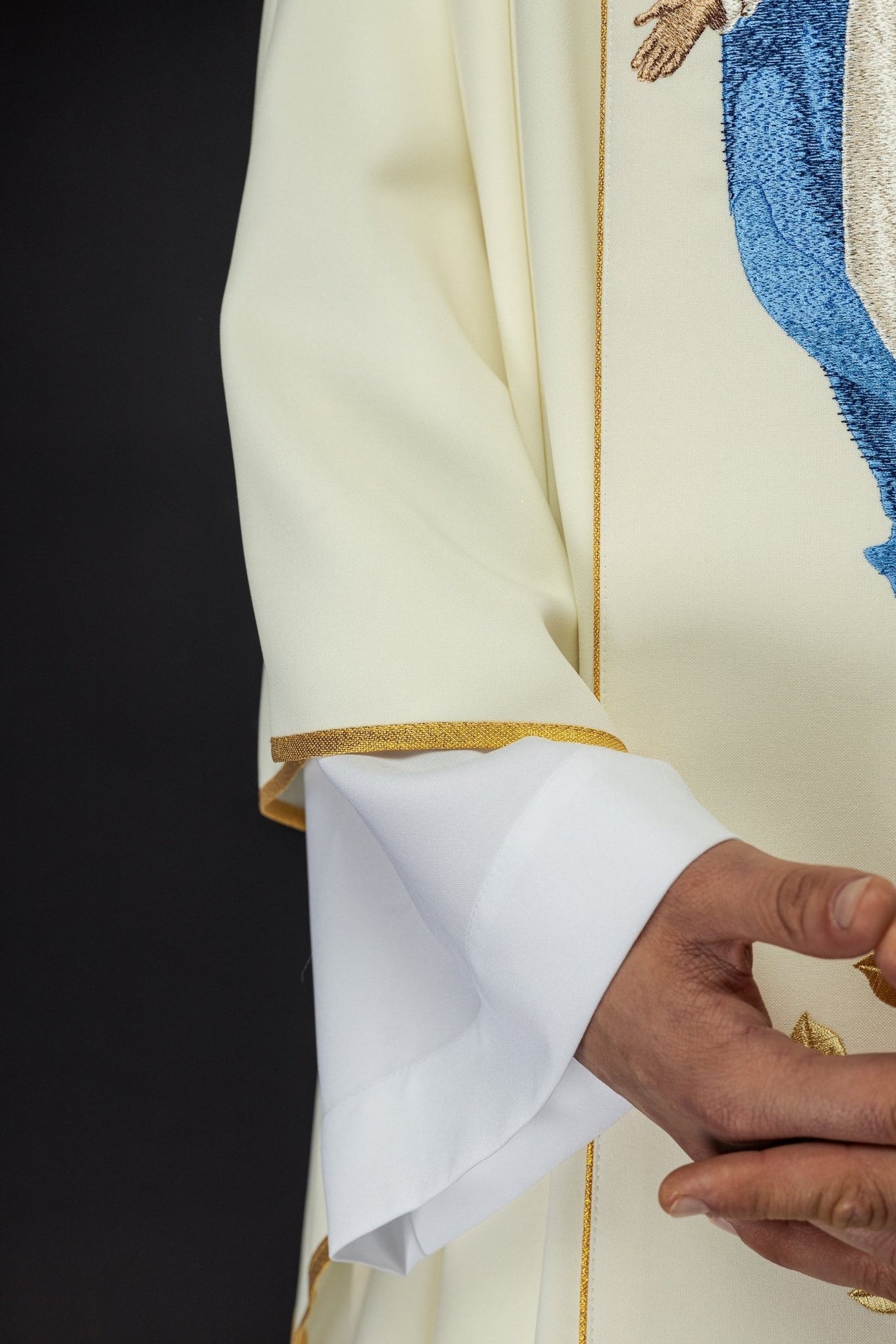 Ornat Liturgiczny Złoty z Haftem Matki Bożej Wniebowziętej - SZATYLITURGICZNE.PL