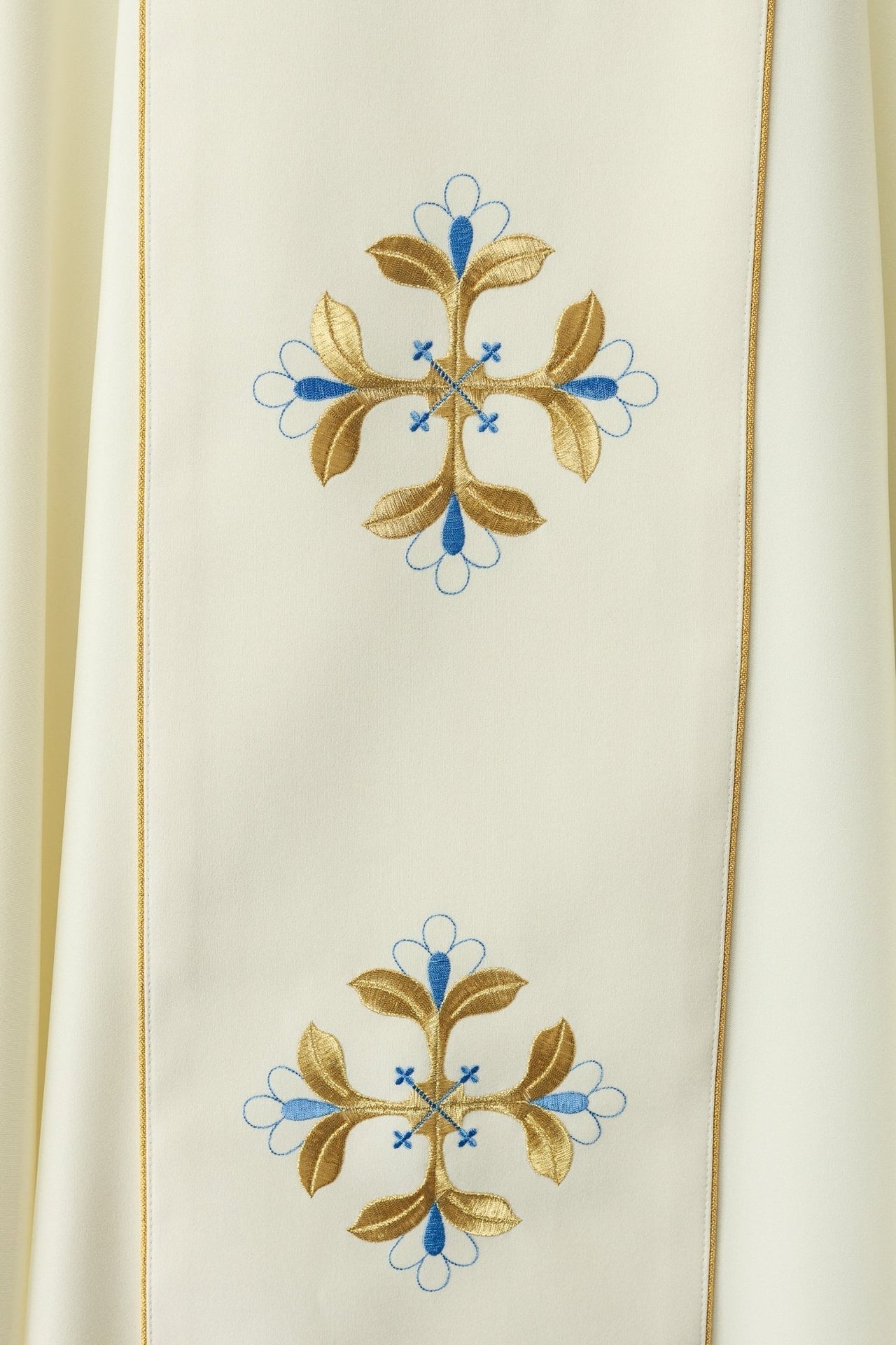 Ornat Liturgiczny Złoty z Haftem Matki Bożej Wniebowziętej - SZATYLITURGICZNE.PL