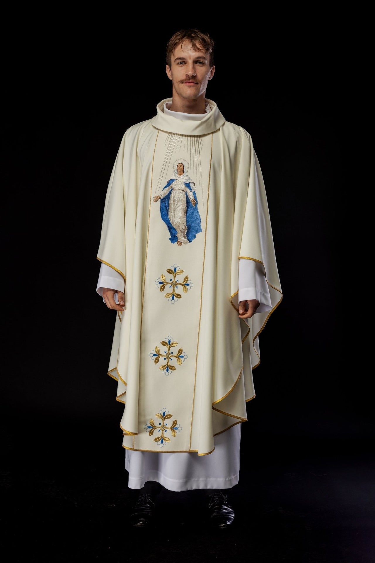 Ornat Liturgiczny Złoty z Haftem Matki Bożej Wniebowziętej - SZATYLITURGICZNE.PL
