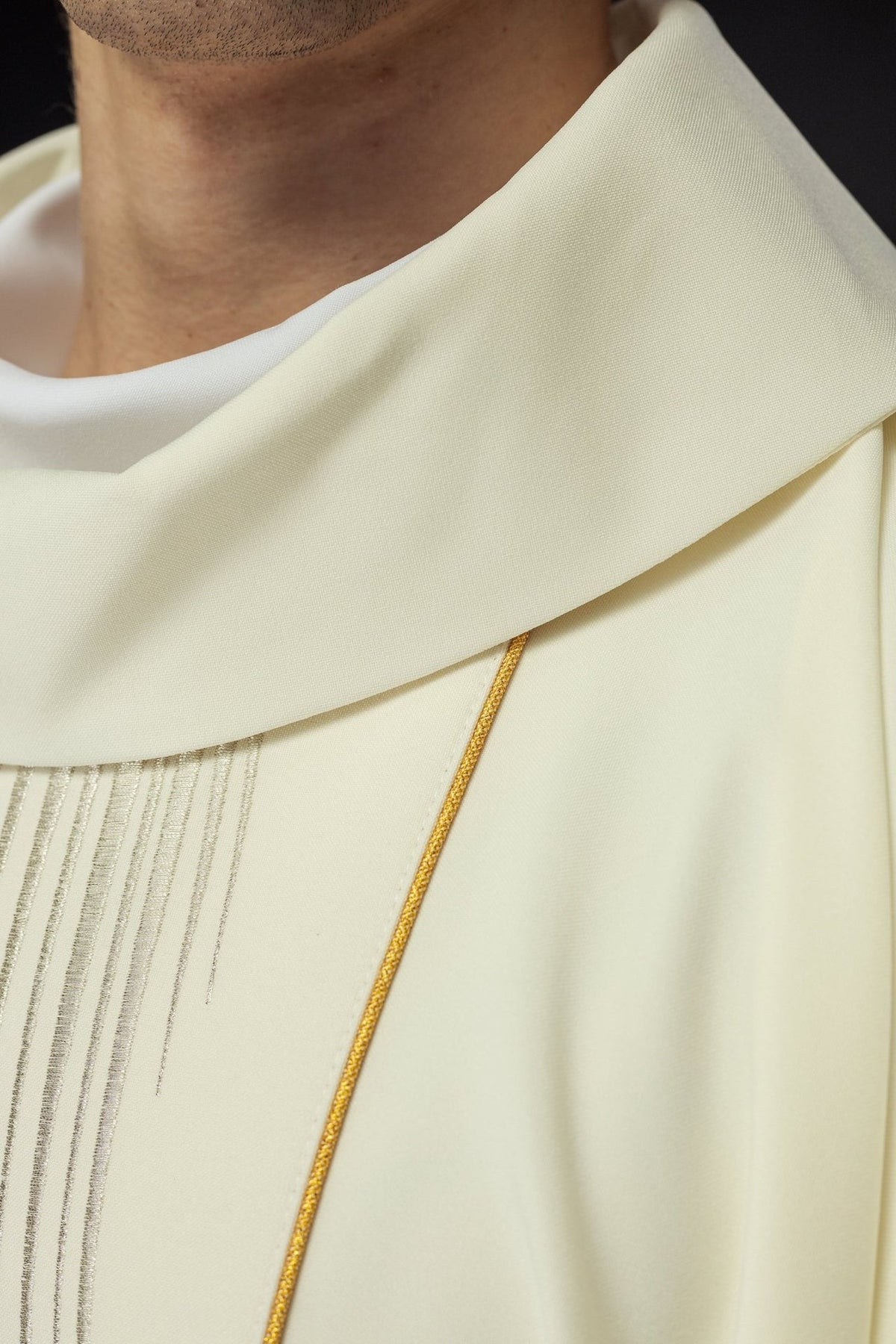 Ornat Liturgiczny Złoty z Haftem Matki Bożej Wniebowziętej - SZATYLITURGICZNE.PL