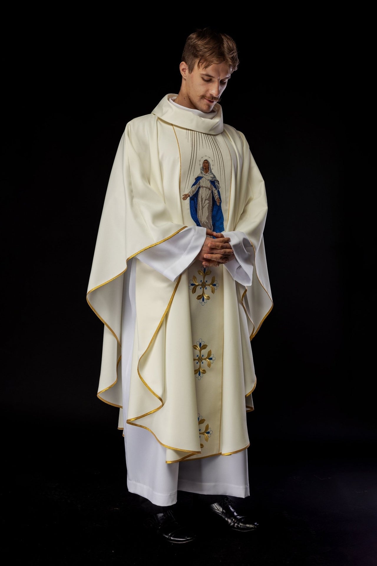 Ornat Liturgiczny Złoty z Haftem Matki Bożej Wniebowziętej - SZATYLITURGICZNE.PL