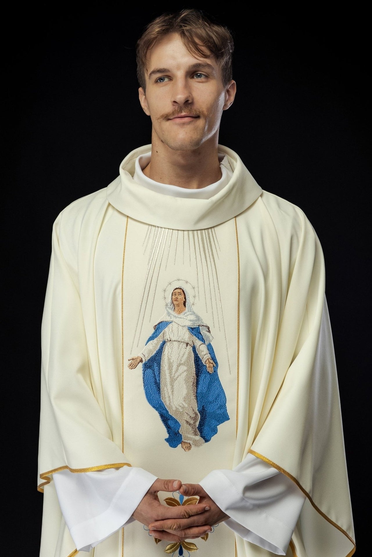Ornat Liturgiczny Złoty z Haftem Matki Bożej Wniebowziętej - SZATYLITURGICZNE.PL