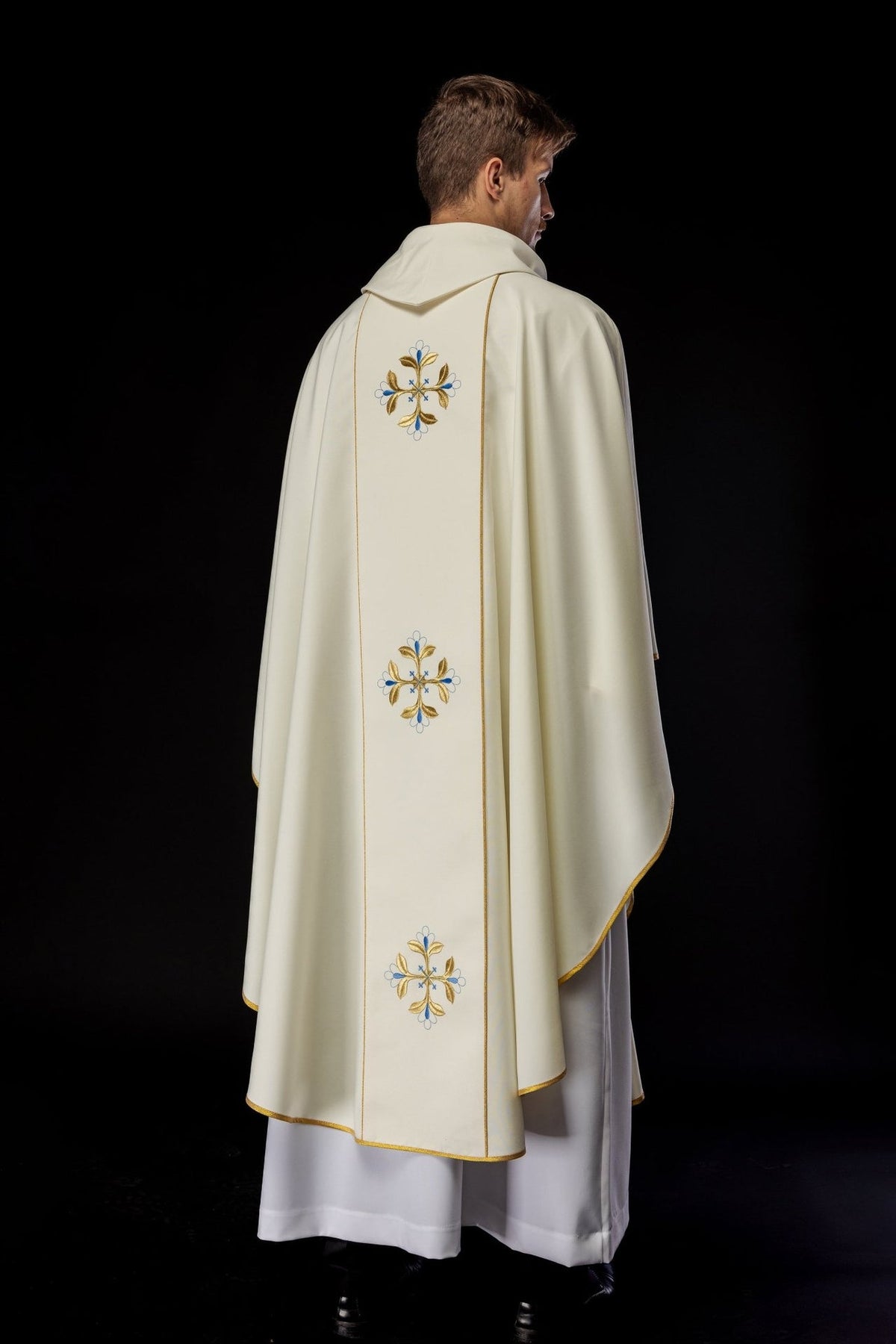 Ornat Liturgiczny Złoty z Haftem Matki Bożej Wniebowziętej - SZATYLITURGICZNE.PL
