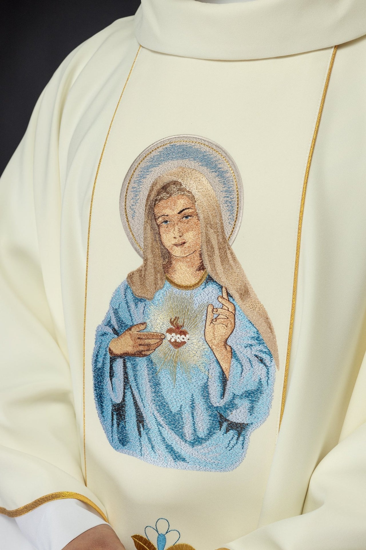 Ornat Liturgiczny Złoty z Haftem Serca Maryi - Elegancki Golf - SZATYLITURGICZNE.PL