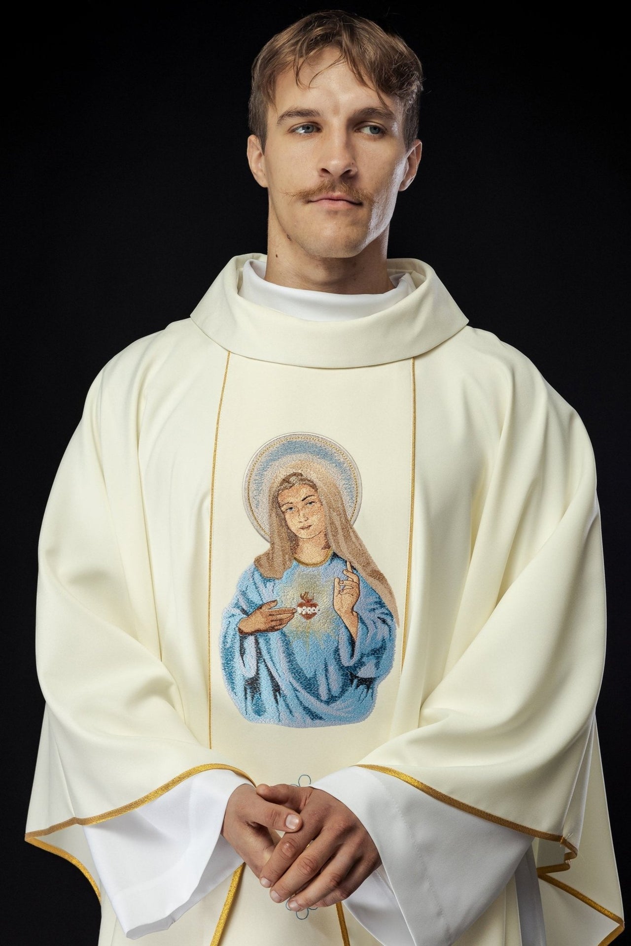 Ornat Liturgiczny Złoty z Haftem Serca Maryi - Elegancki Golf - SZATYLITURGICZNE.PL