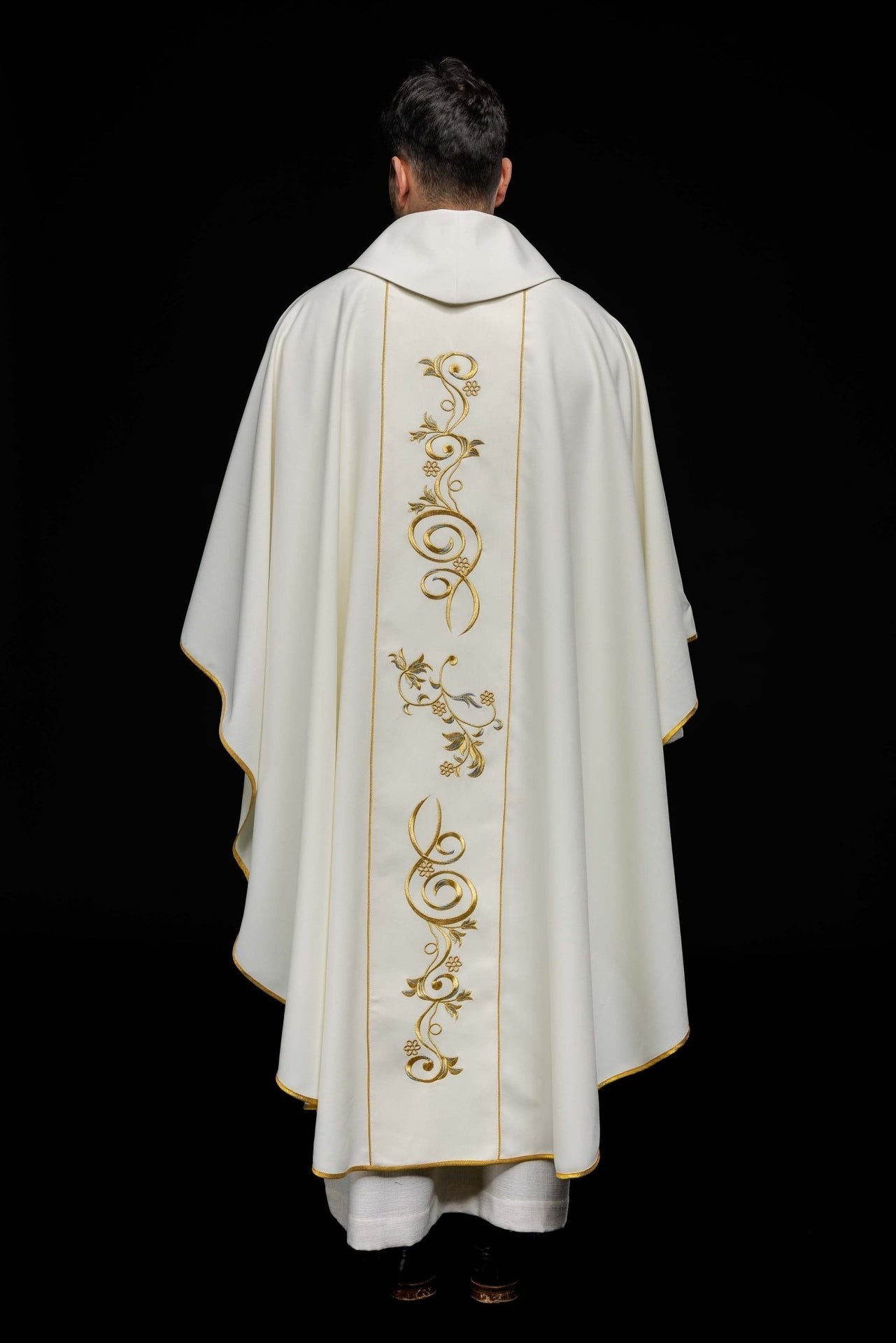 Ornat Liturgiczny Złoty z Haftem Św. Faustyny - Elegancki Golf - SZATYLITURGICZNE.PL