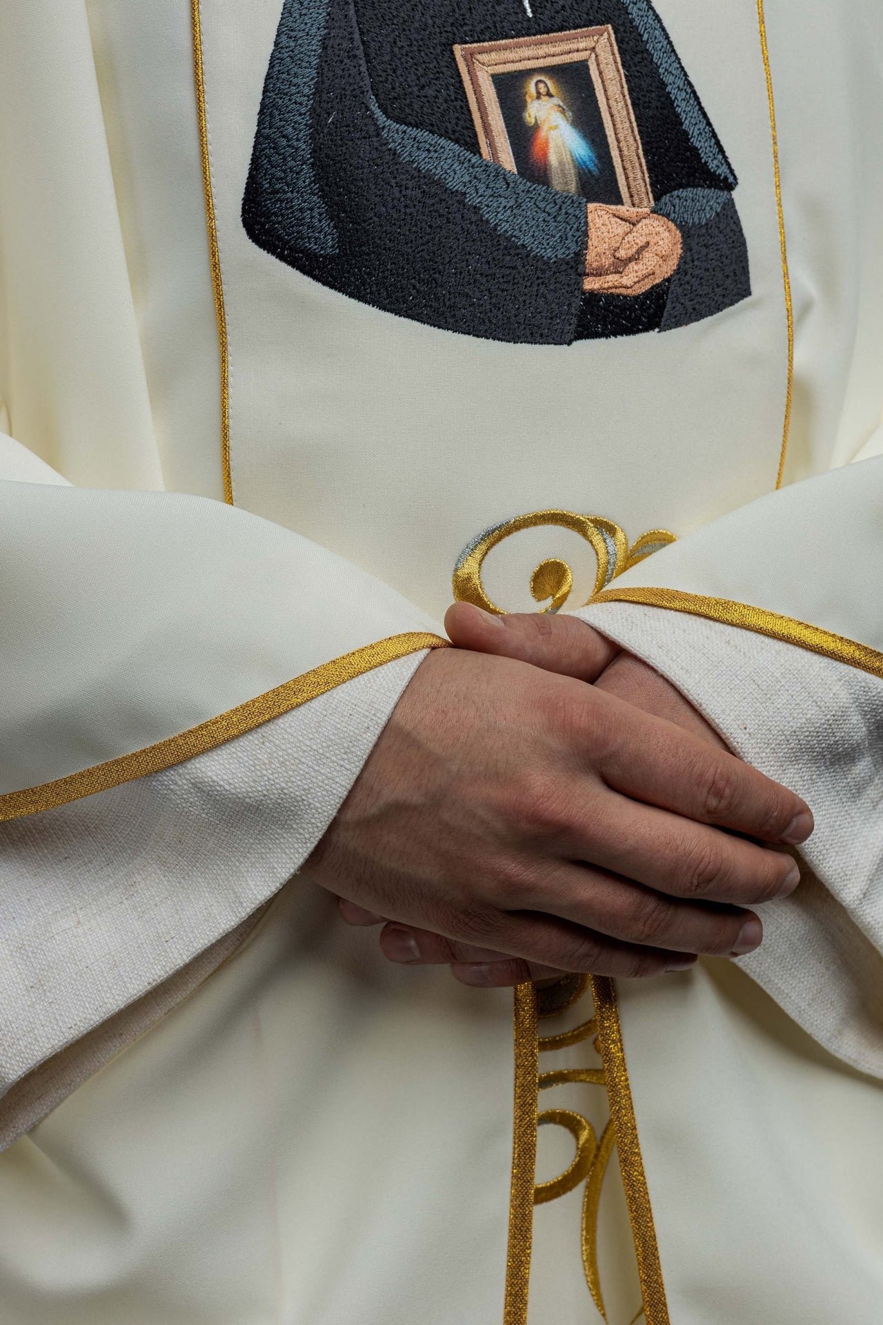 Ornat Liturgiczny Złoty z Haftem Św. Faustyny - Elegancki Golf - SZATYLITURGICZNE.PL