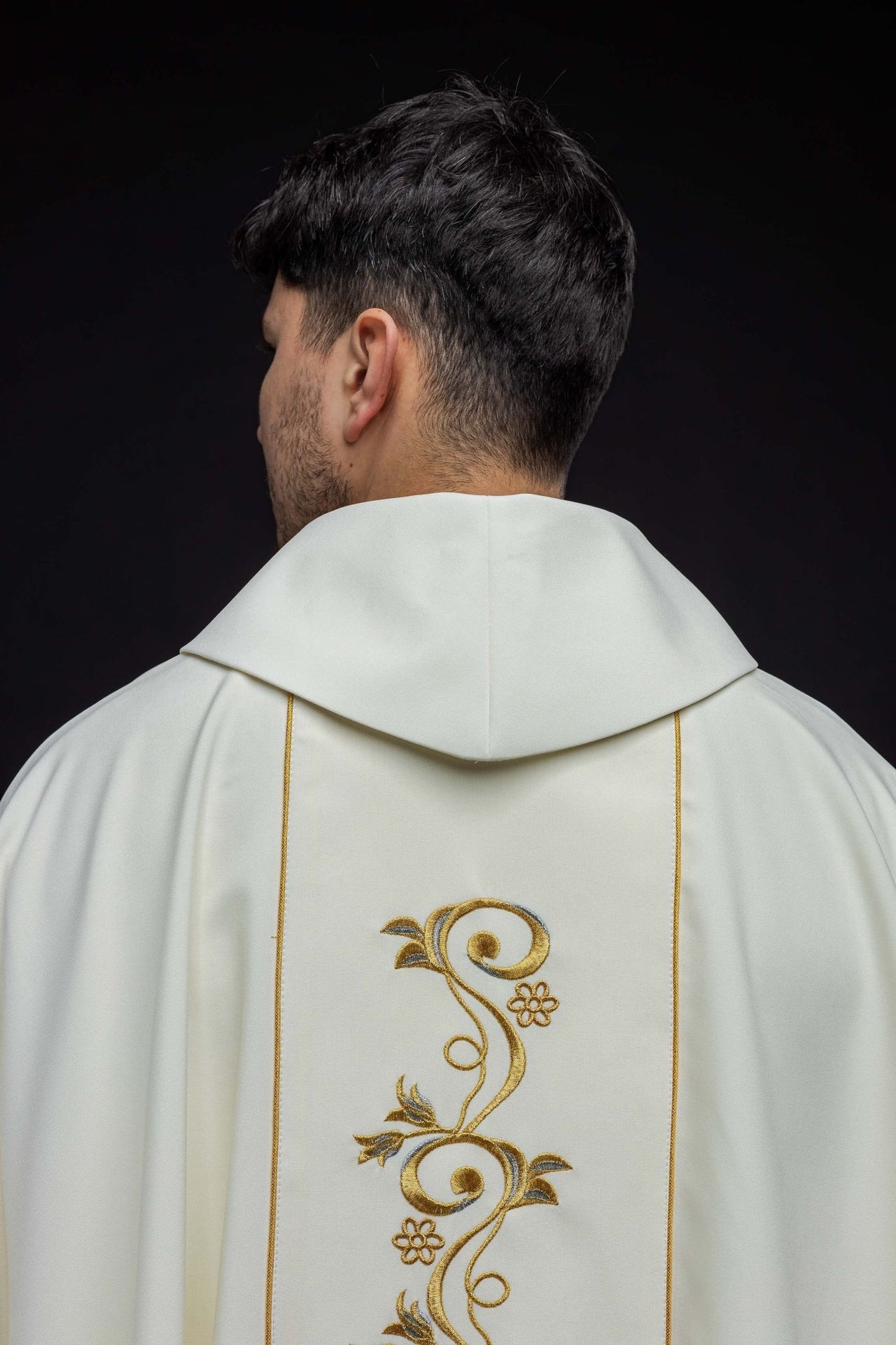 Ornat Liturgiczny Złoty z Haftem Św. Faustyny - Elegancki Golf - SZATYLITURGICZNE.PL