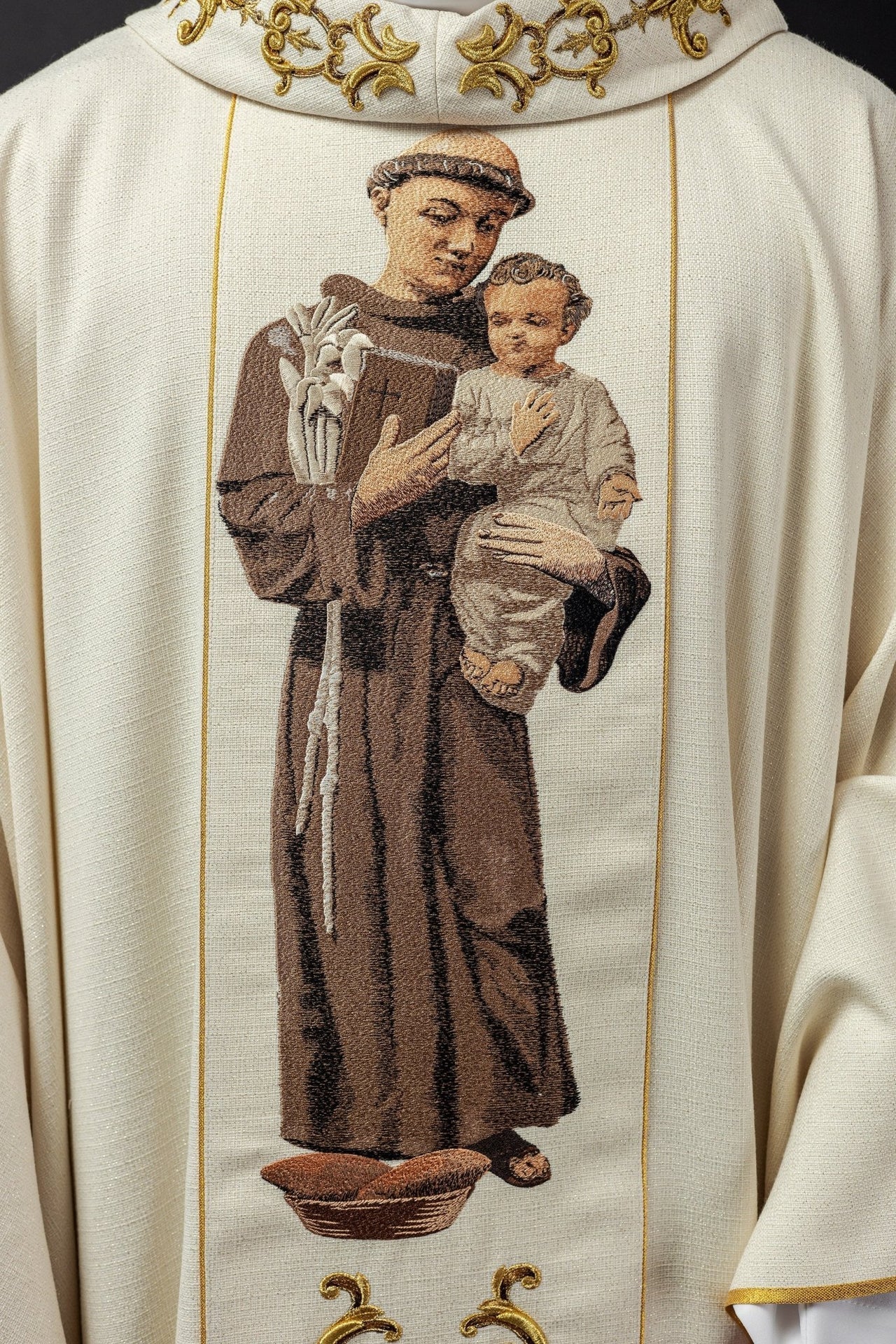Ornat Liturgiczny Złoty z Haftem Świętego Antoniego - Polski Producent - SZATYLITURGICZNE.PL