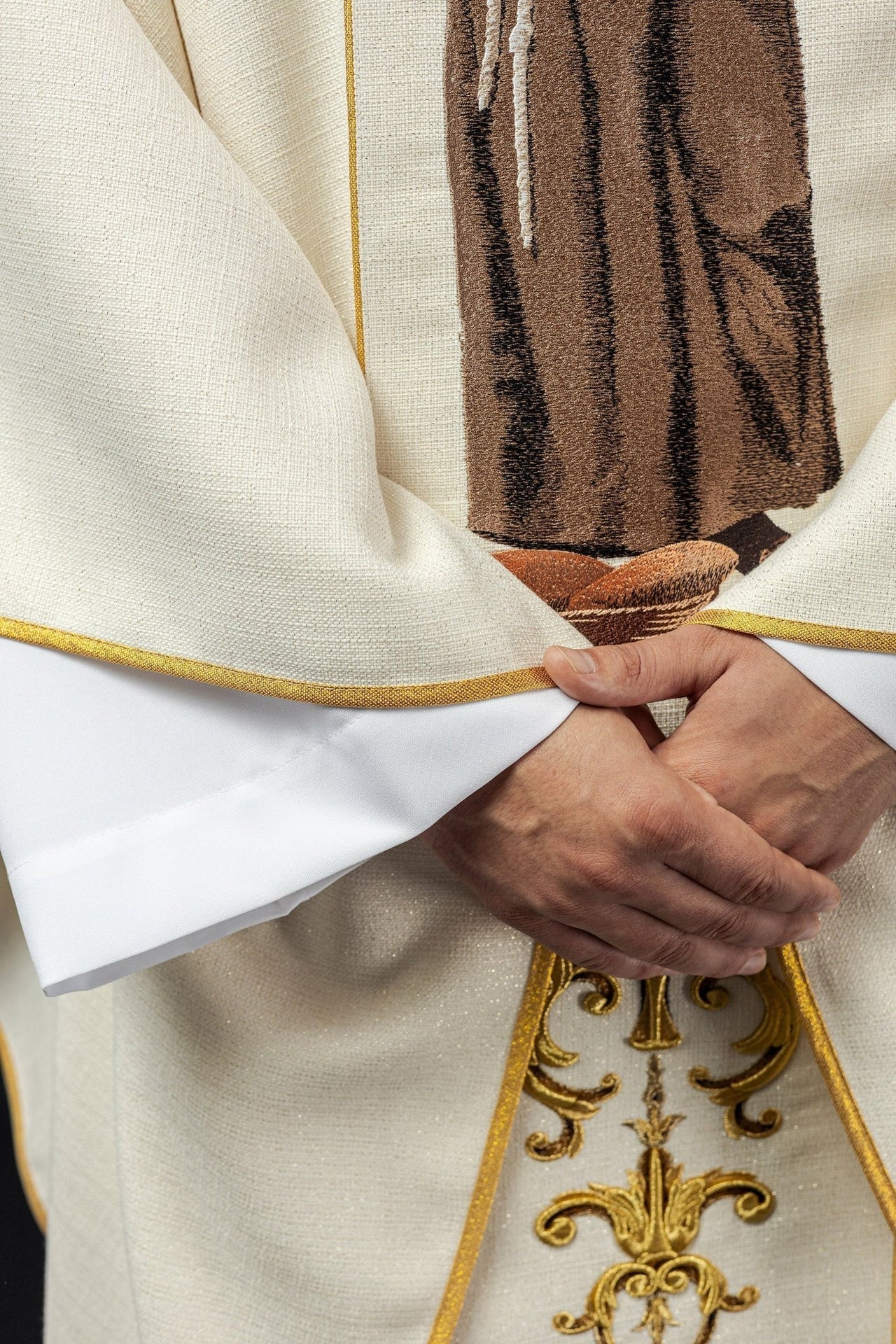 Ornat Liturgiczny Złoty z Haftem Świętego Antoniego - Polski Producent - SZATYLITURGICZNE.PL