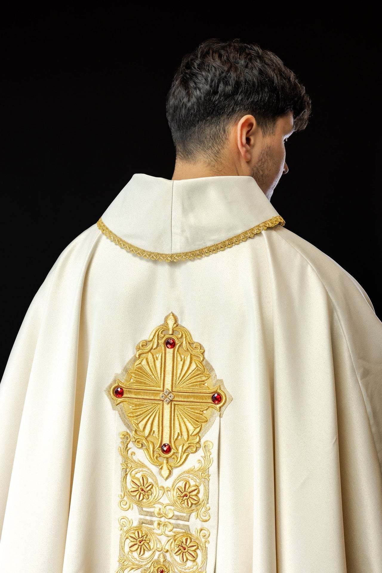 Ornat Liturgiczny Złoty z Kamieniami i Bogatym Haftem - SZATYLITURGICZNE.PL