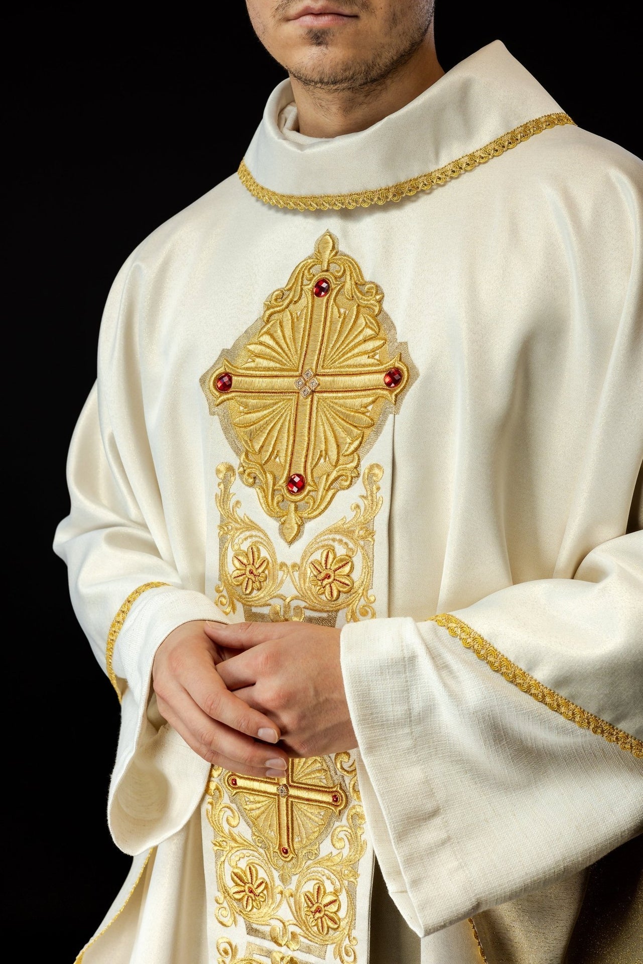 Ornat Liturgiczny Złoty z Kamieniami i Bogatym Haftem - SZATYLITURGICZNE.PL