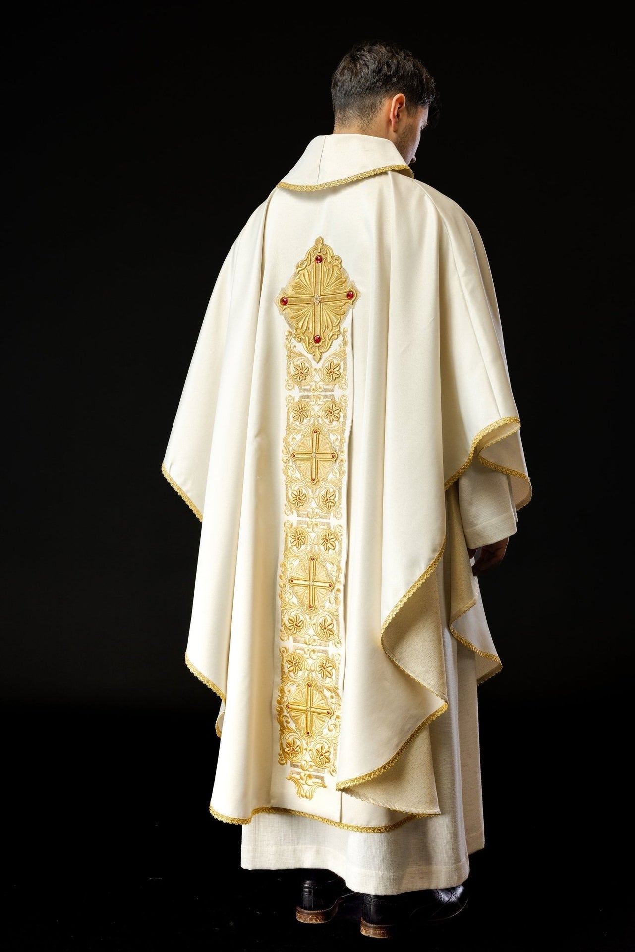 Ornat Liturgiczny Złoty z Kamieniami i Bogatym Haftem - SZATYLITURGICZNE.PL