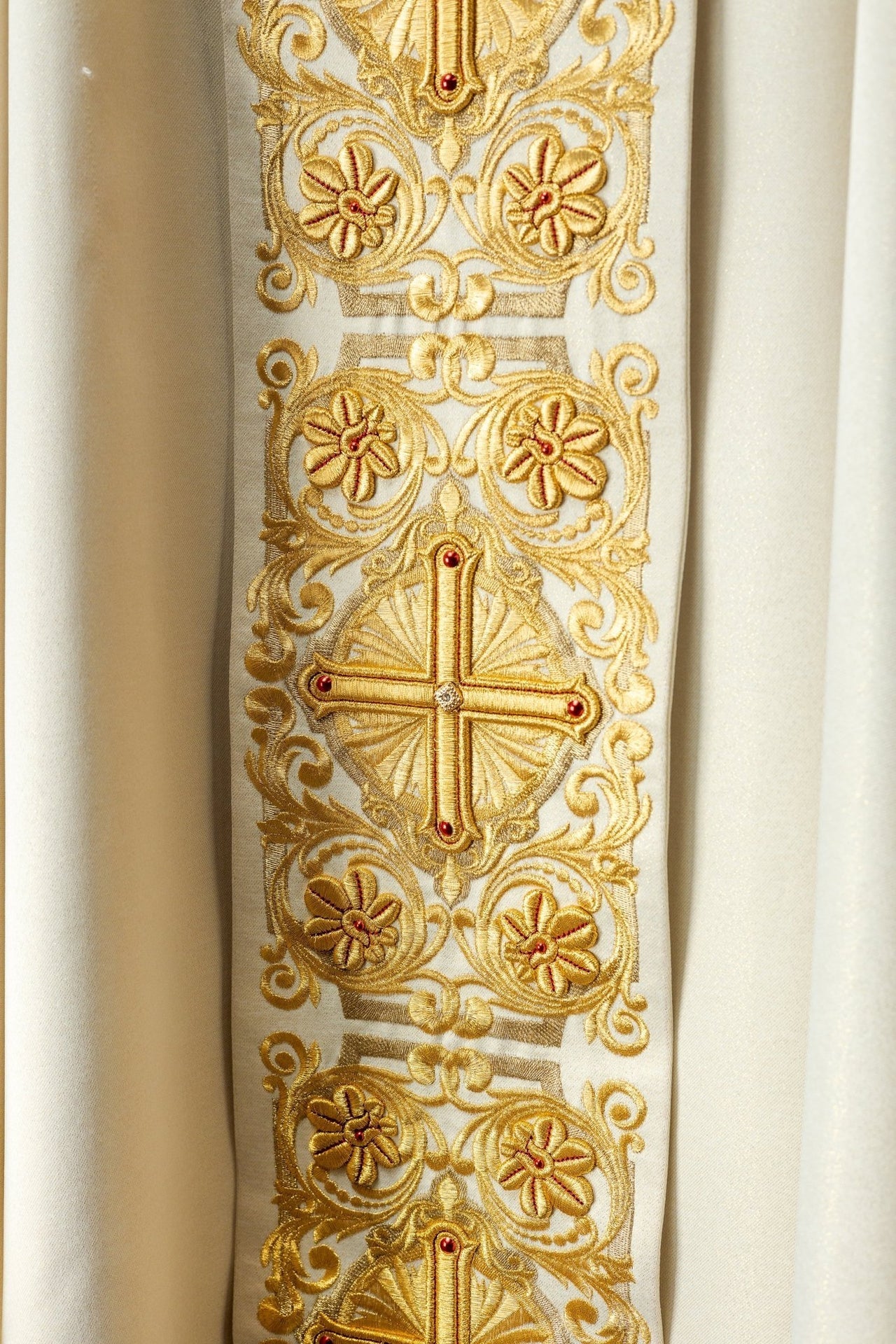 Ornat Liturgiczny Złoty z Kamieniami i Bogatym Haftem - SZATYLITURGICZNE.PL