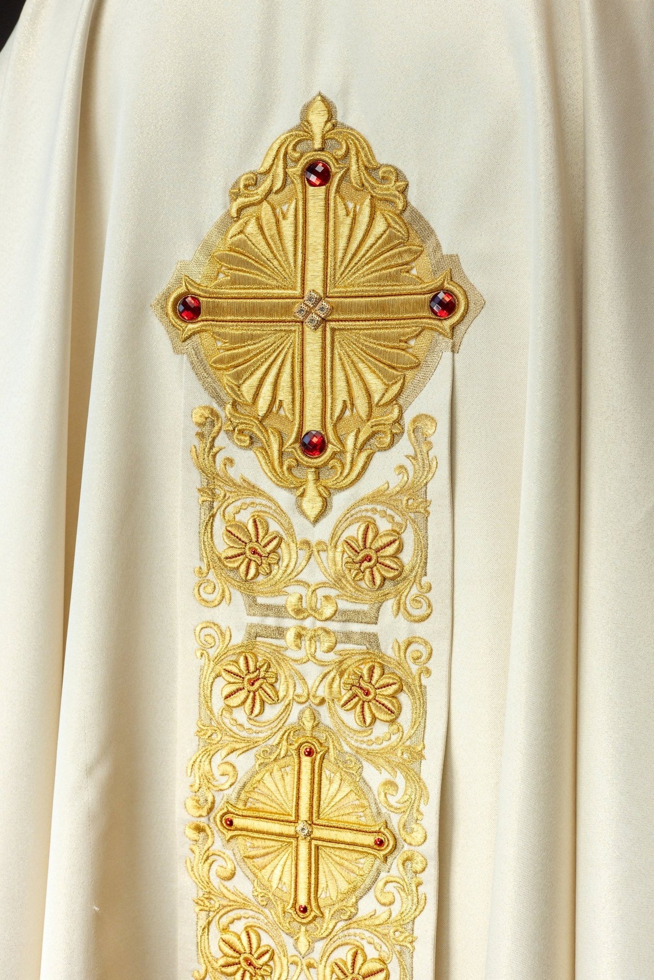Ornat Liturgiczny Złoty z Kamieniami i Bogatym Haftem - SZATYLITURGICZNE.PL