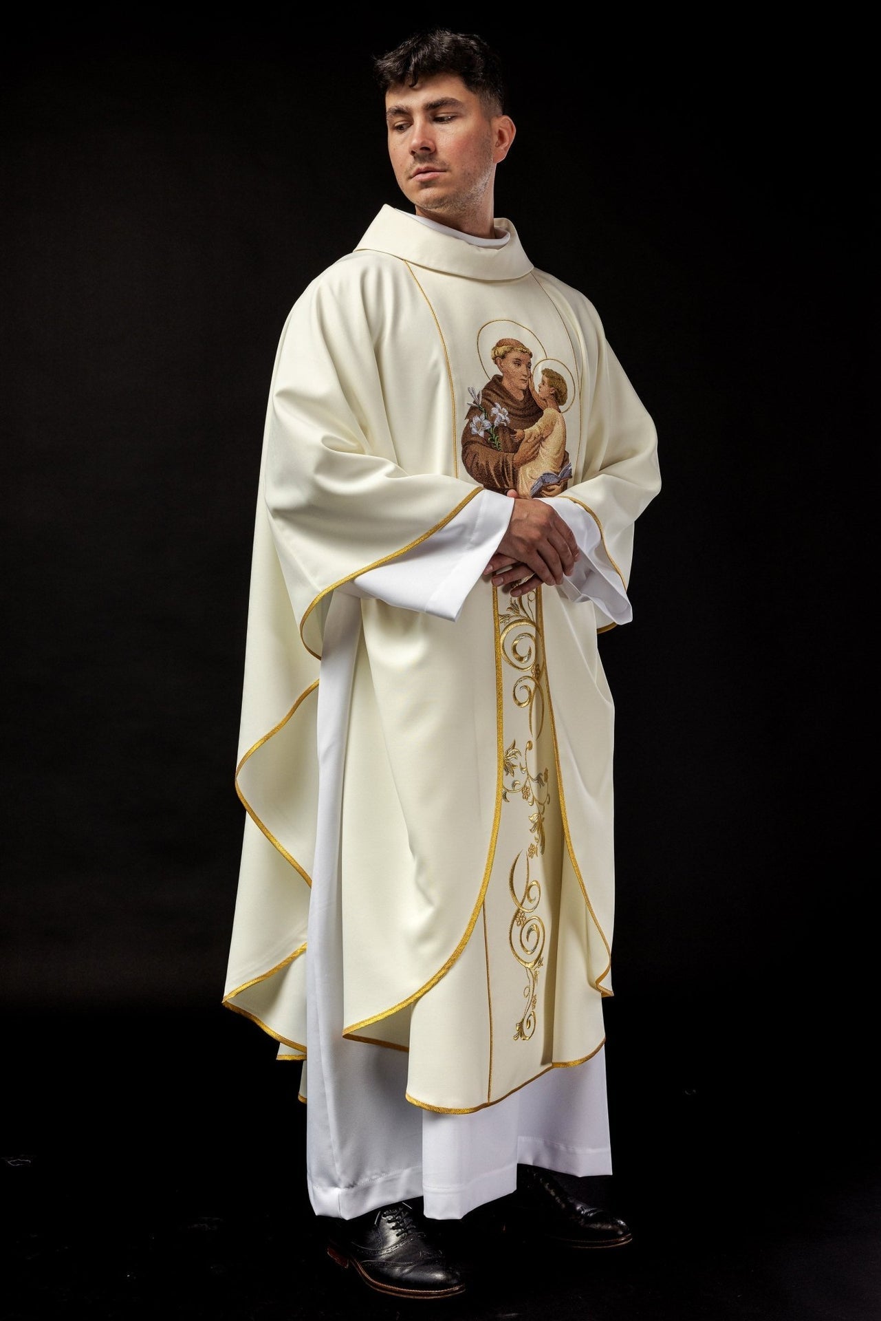 Ornat Liturgiczny Złoty ze Świętym Antonim - Haft Komputerowy - SZATYLITURGICZNE.PL