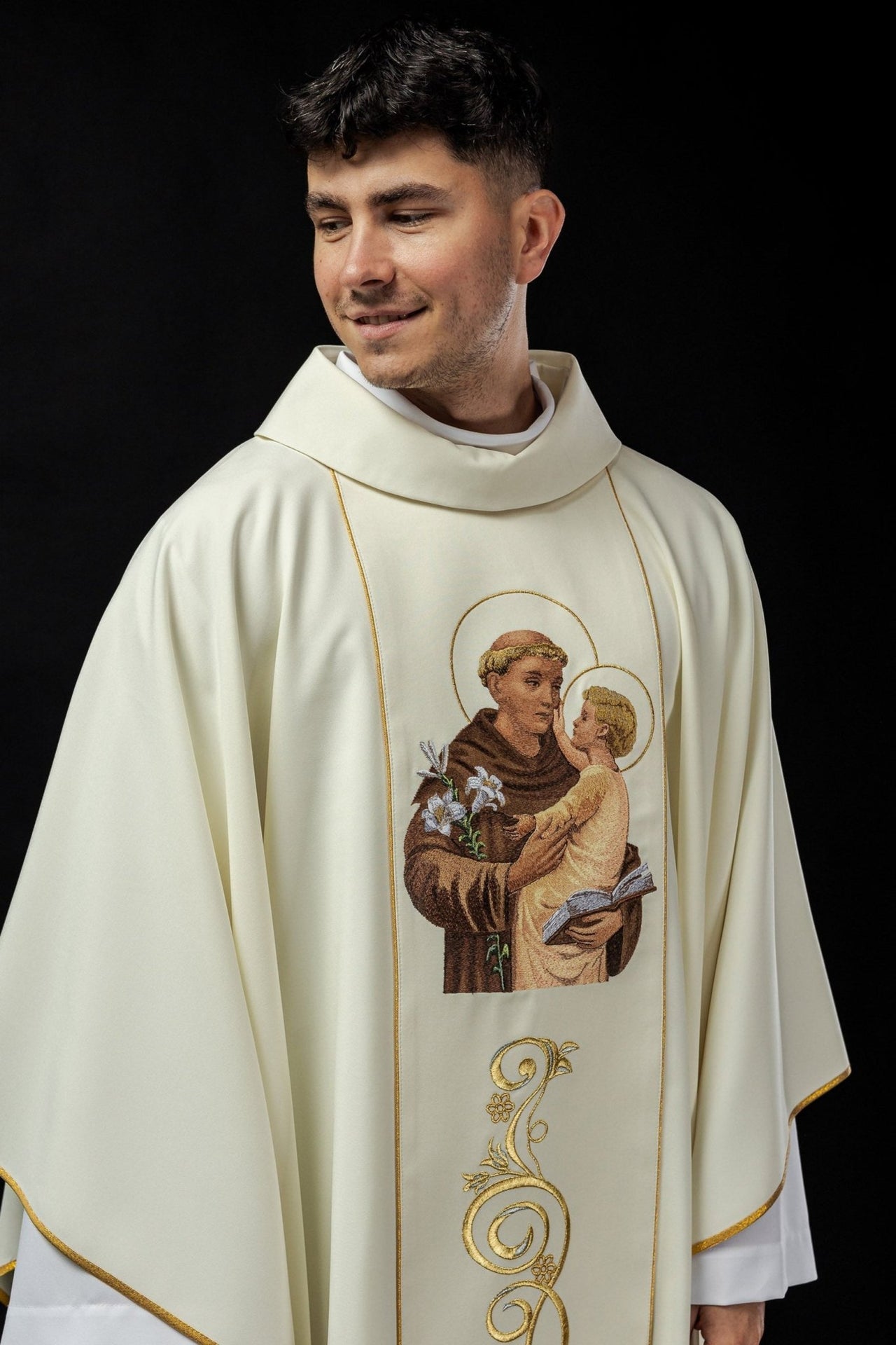 Ornat Liturgiczny Złoty ze Świętym Antonim - Haft Komputerowy - SZATYLITURGICZNE.PL
