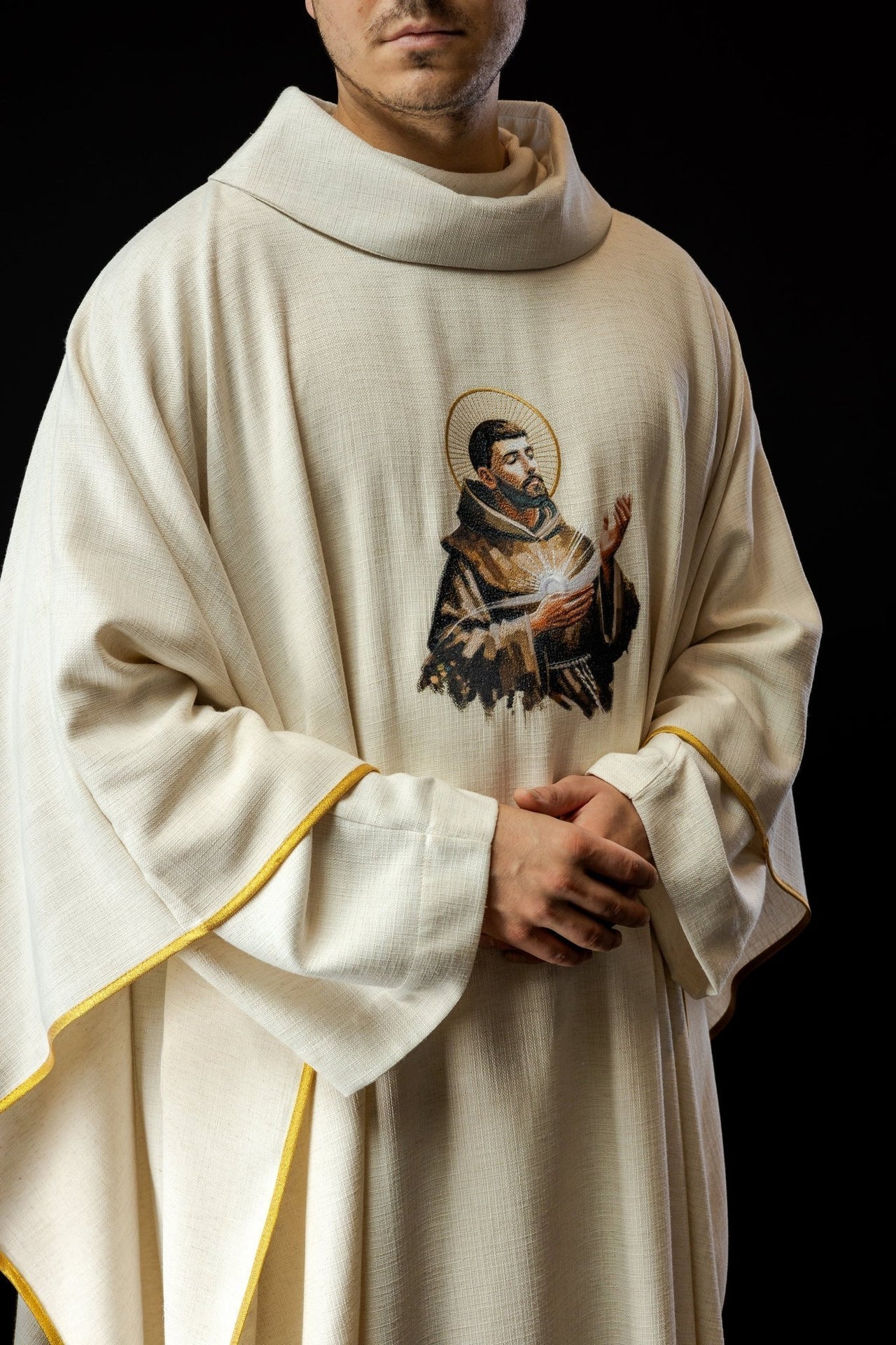 Ornat Liturgiczny Złoty ze Świętym Franciszkiem - Polski Haft - SZATYLITURGICZNE.PL