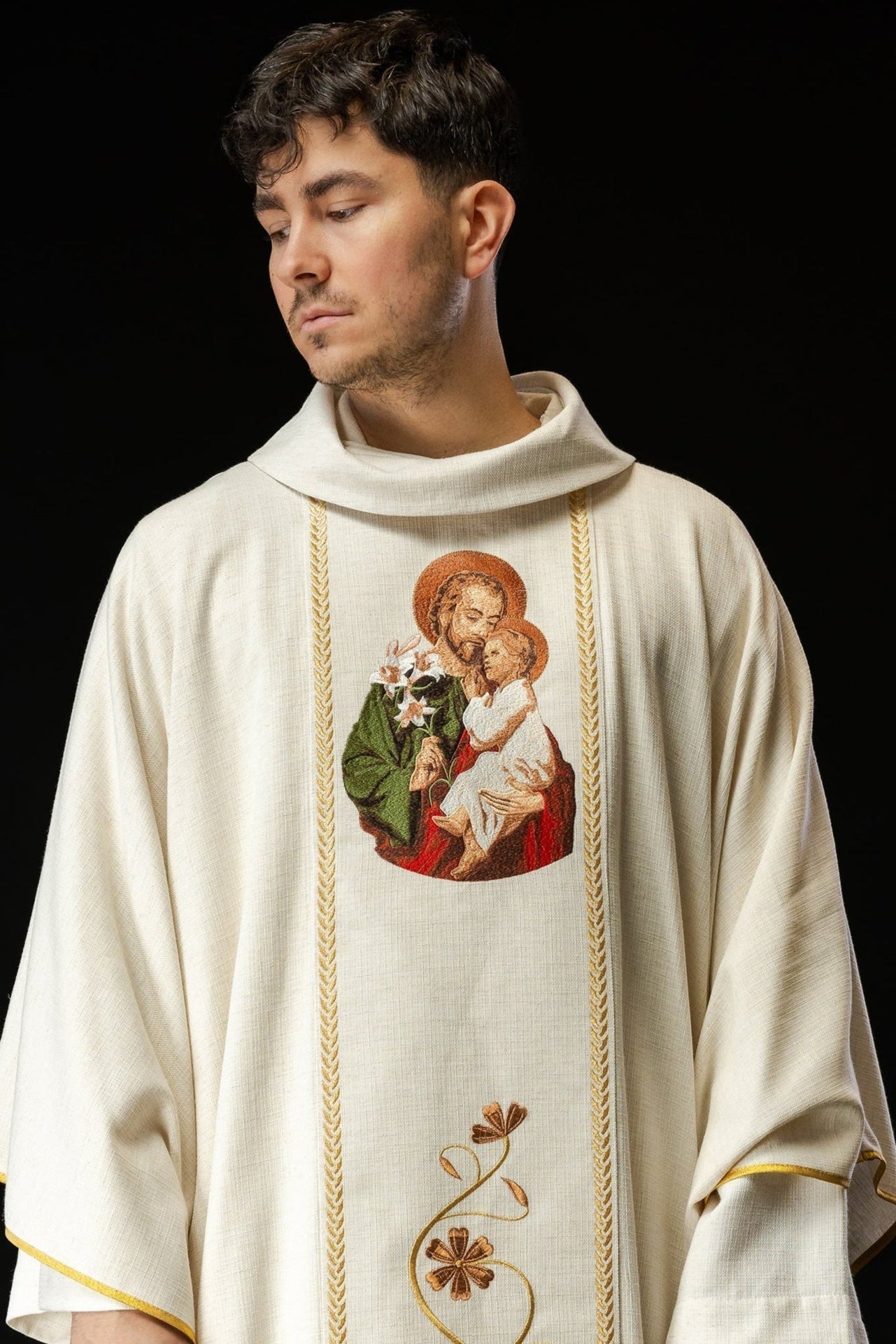 Ornat Liturgiczny Złoty ze Świętym Józefem - Polski Haft - SZATYLITURGICZNE.PL