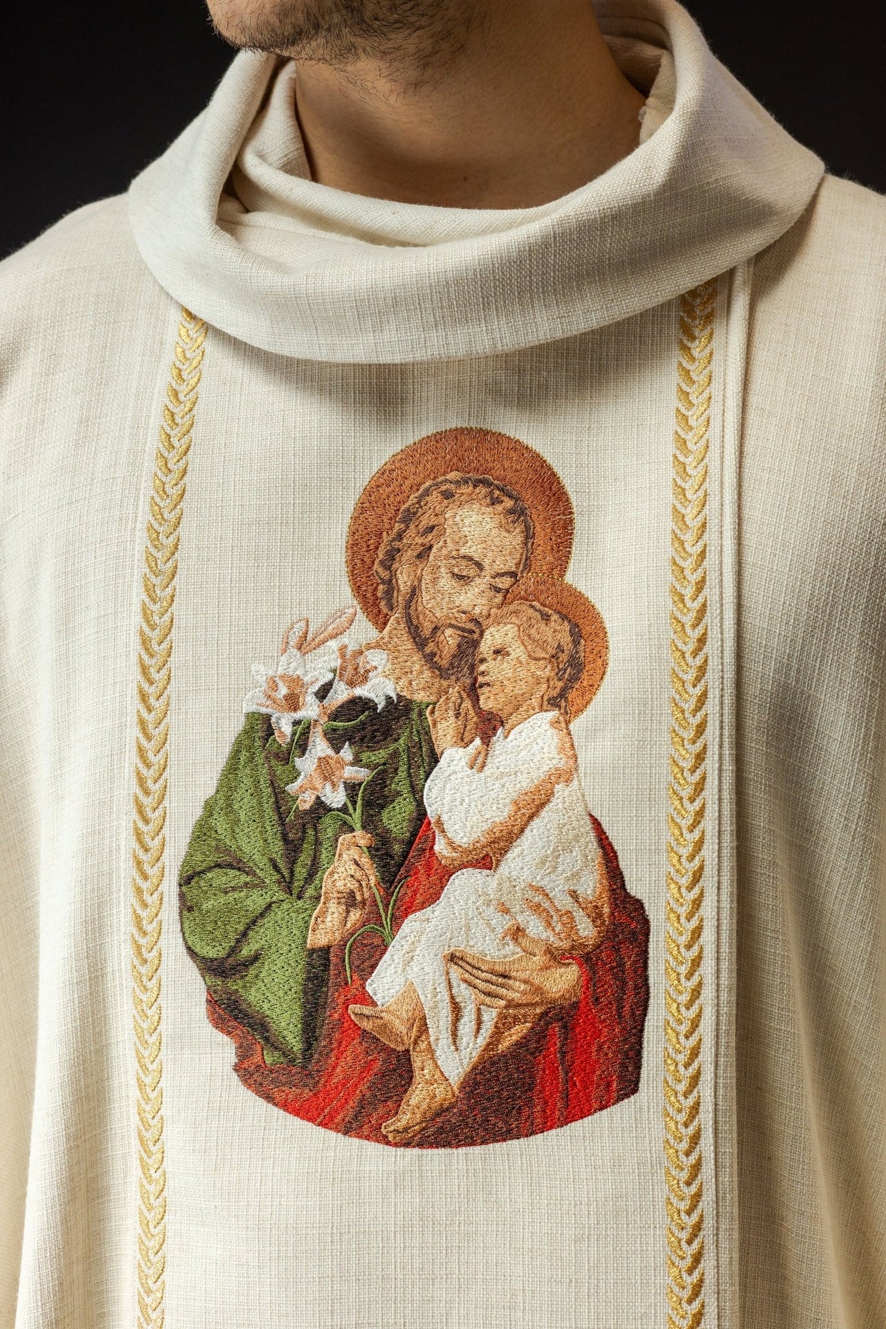 Ornat Liturgiczny Złoty ze Świętym Józefem - Polski Haft - SZATYLITURGICZNE.PL