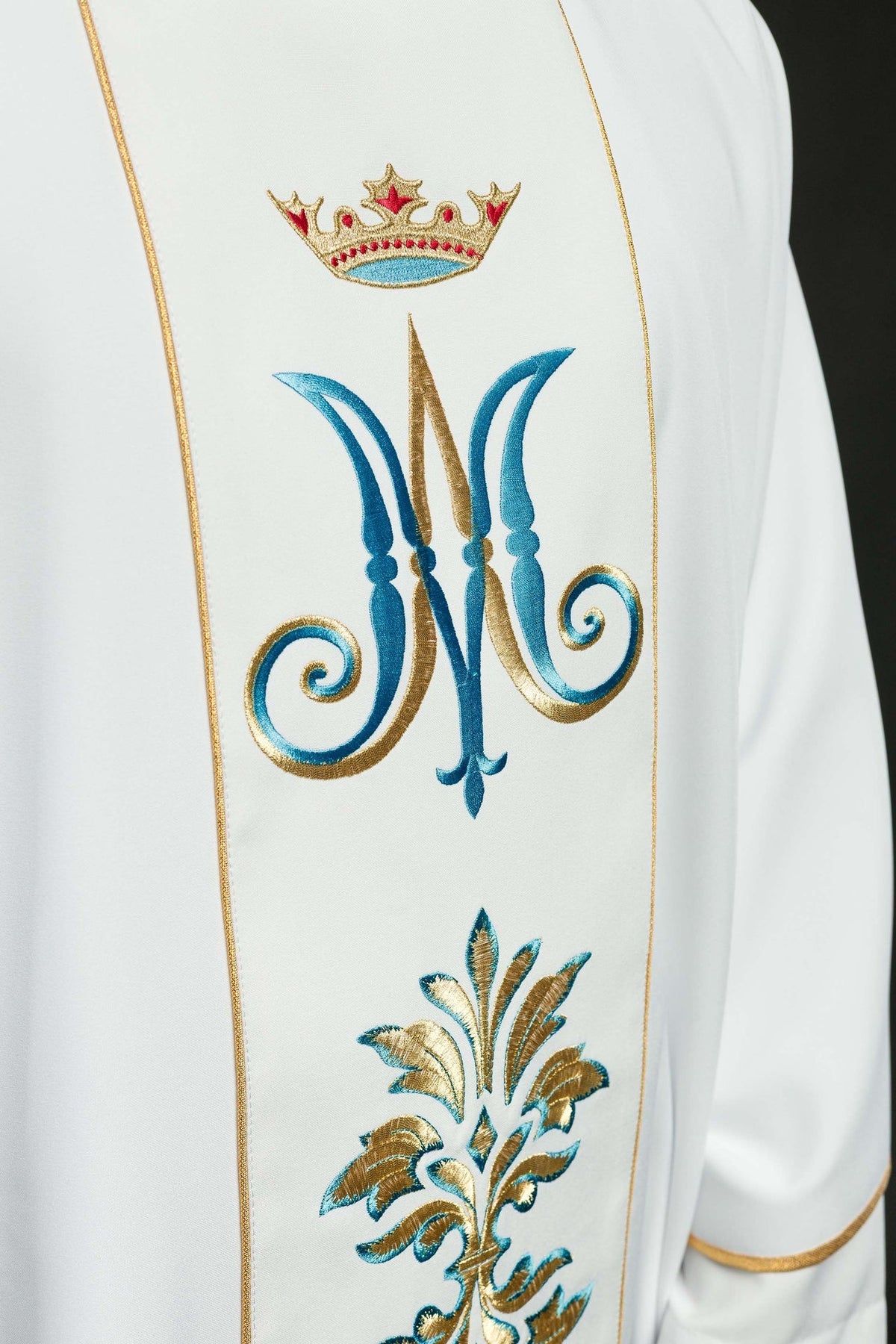 Ornat Maryjny Biały Haftowany Złotem z Stułą - Szaty Liturgiczne - SZATYLITURGICZNE.PL