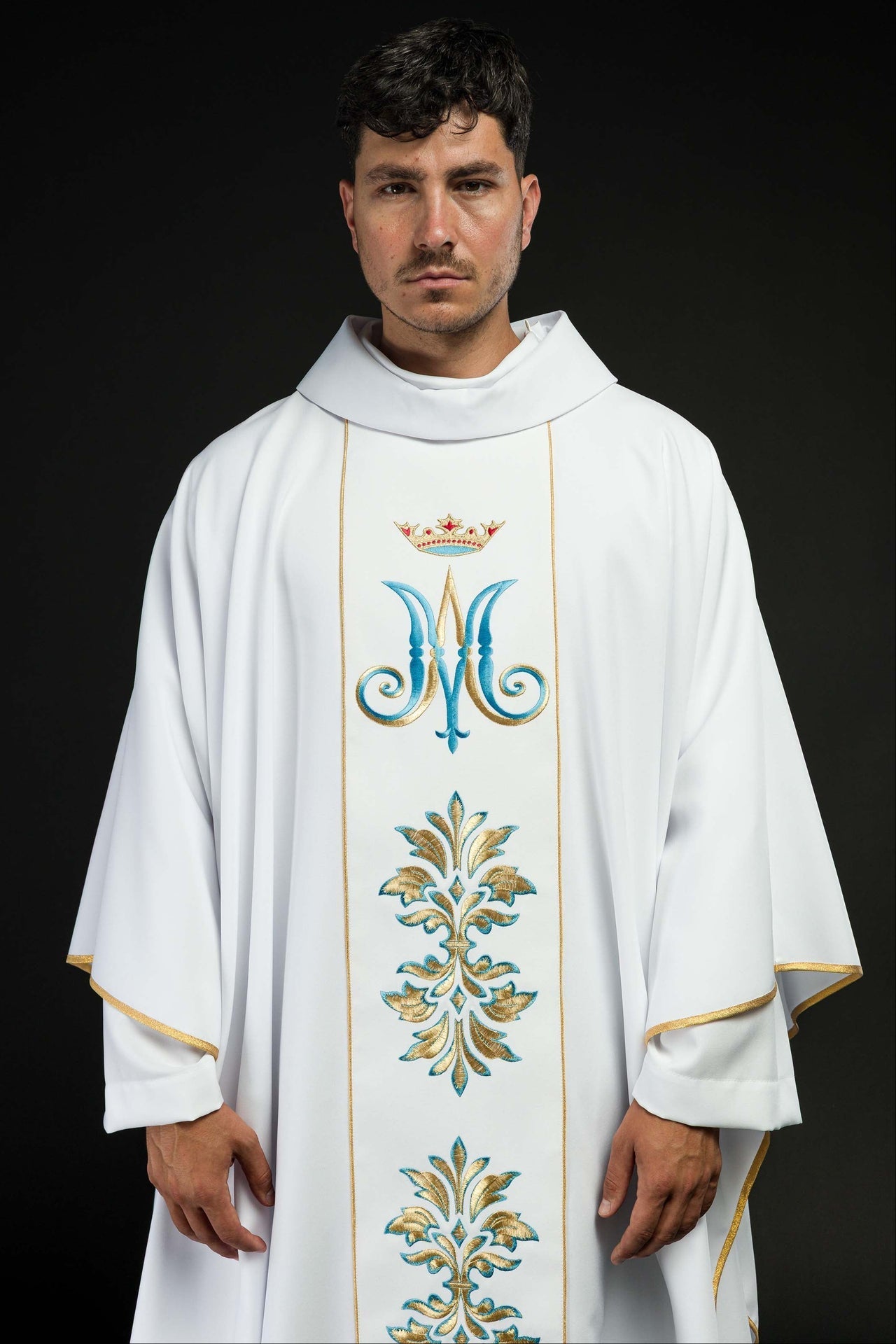 Ornat Maryjny Biały Haftowany Złotem z Stułą - Szaty Liturgiczne - SZATYLITURGICZNE.PL