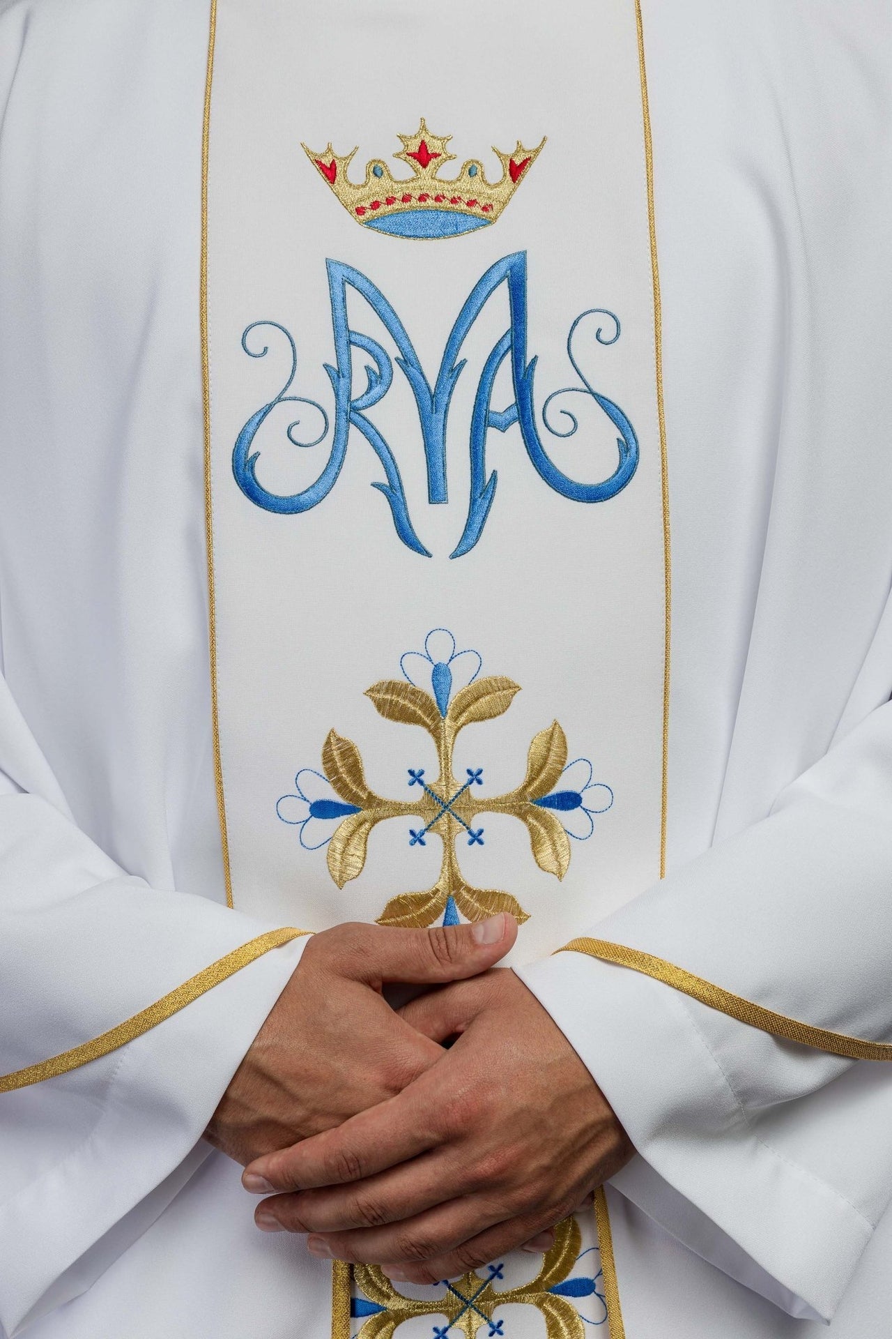 Ornat Maryjny Biały z Haftem Herbu i Złotą Lamówką - SZATYLITURGICZNE.PL