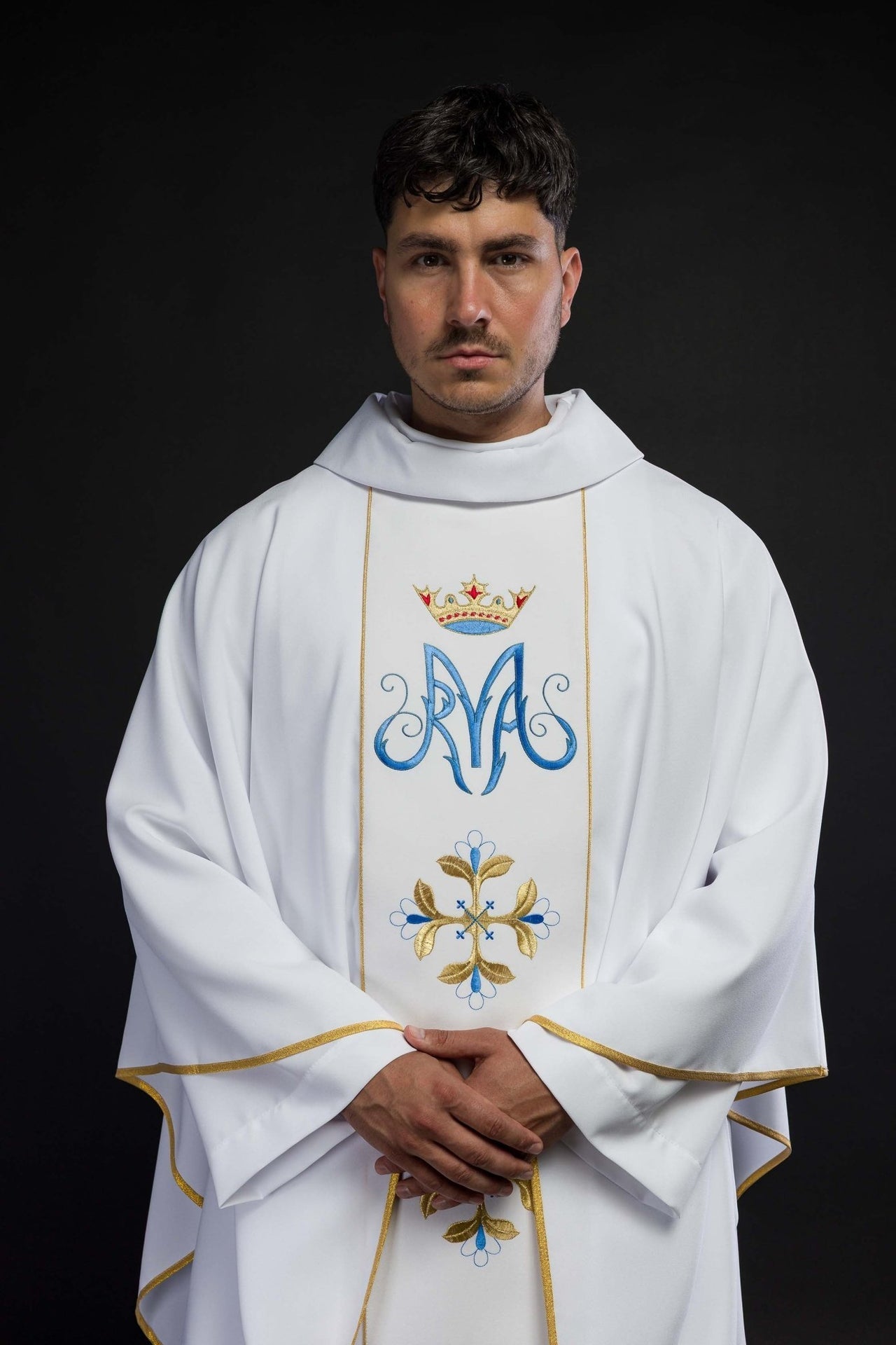 Ornat Maryjny Biały z Haftem Herbu i Złotą Lamówką - SZATYLITURGICZNE.PL