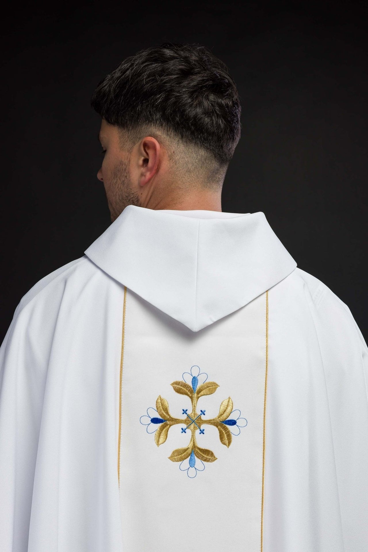 Ornat Maryjny Biały z Haftem Herbu i Złotą Lamówką - SZATYLITURGICZNE.PL