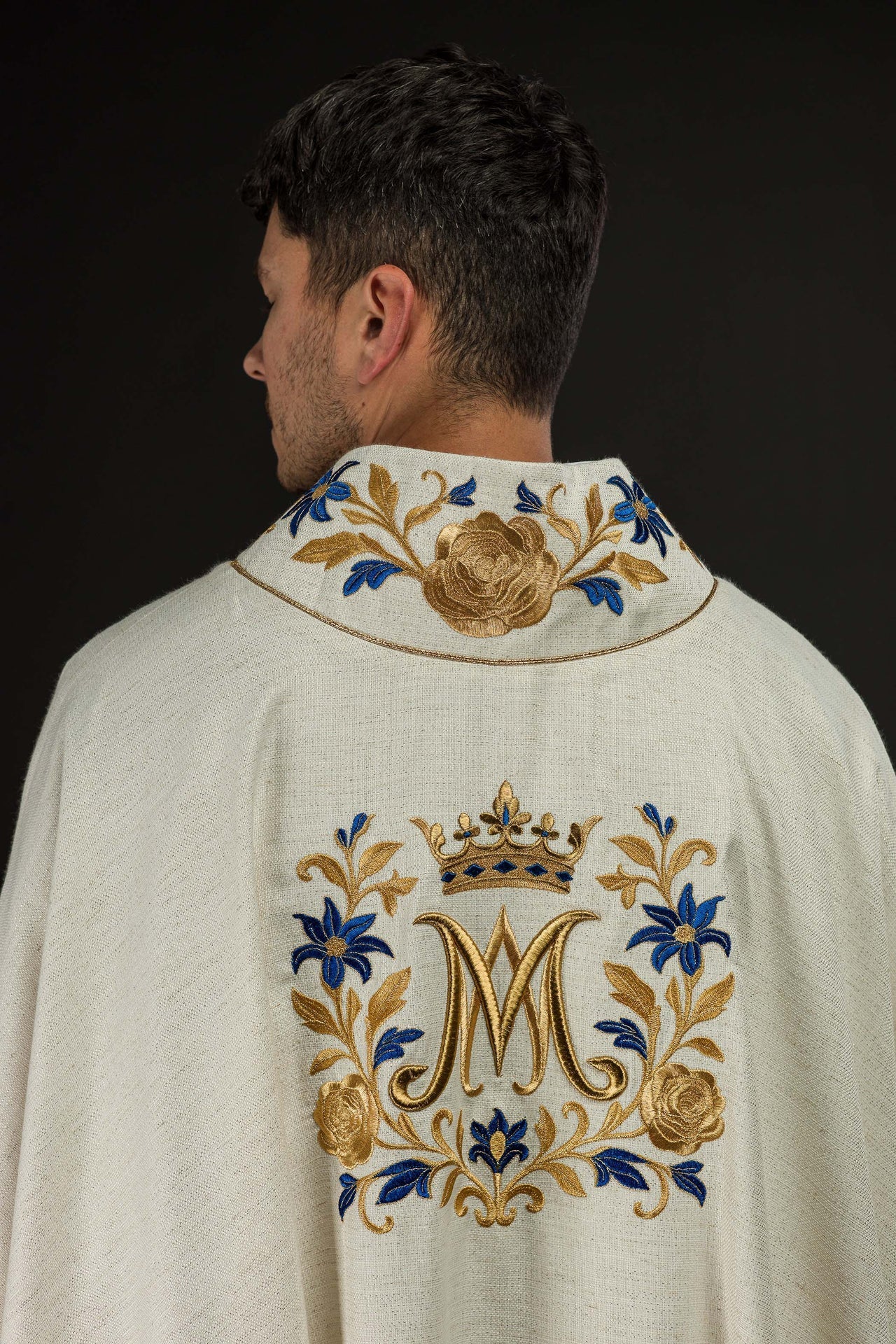 Ornat Maryjny Ecru Haftowany "Ave Maria" ze Złotą Lamówką - SZATYLITURGICZNE.PL