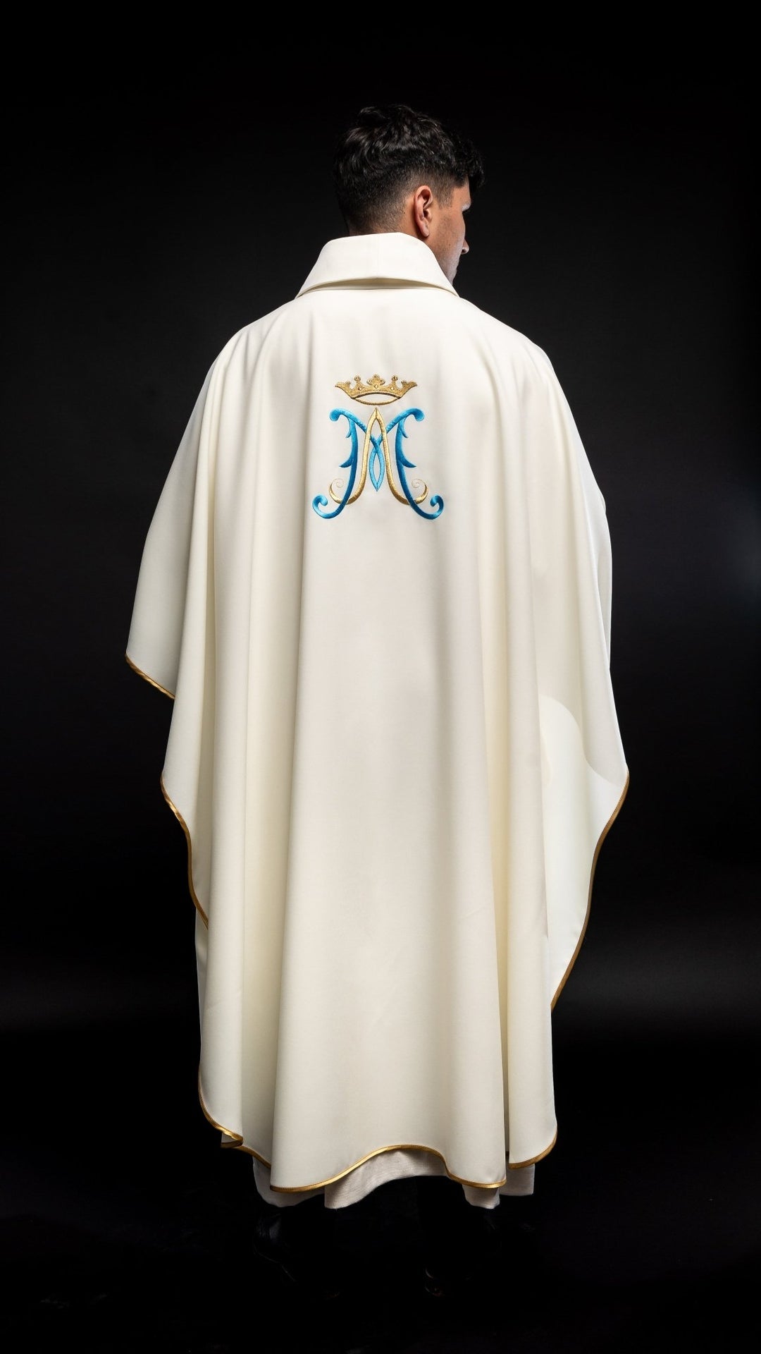 Ornat Maryjny Ecru Haftowany Złotą Lamówką i Herbem - Elegancki - SZATYLITURGICZNE.PL
