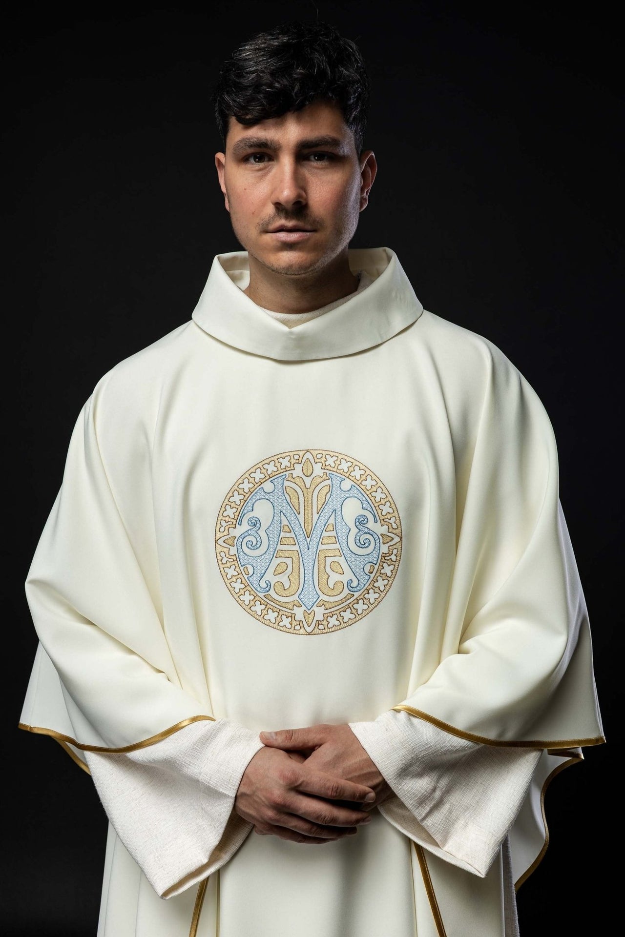 Ornat Maryjny Ecru Haftowany Złotem - Elegancki Strój Liturgiczny - SZATYLITURGICZNE.PL