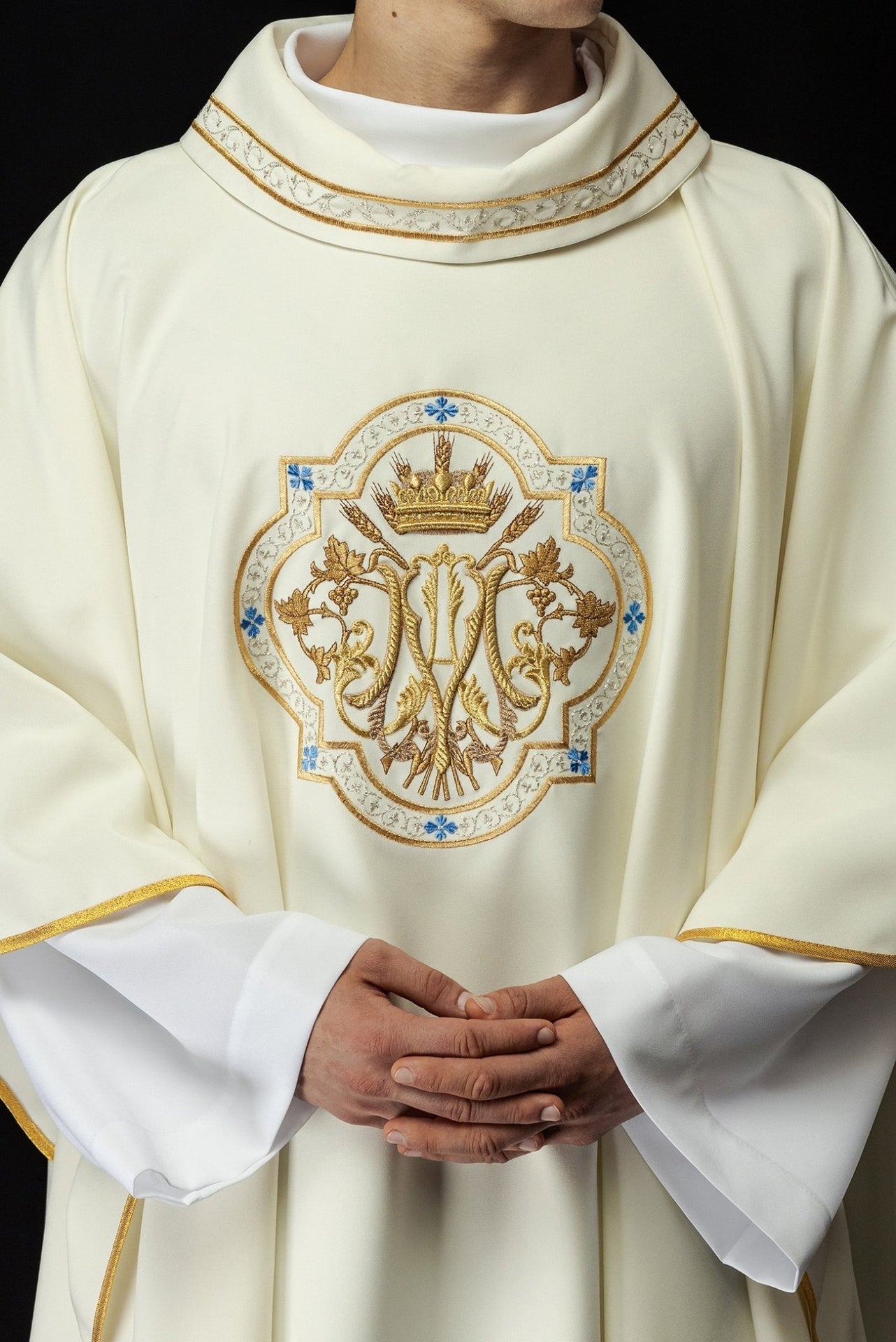 Ornat Maryjny Ecru Haftowany Złotem - Elegancki Strój Liturgiczny - SZATYLITURGICZNE.PL